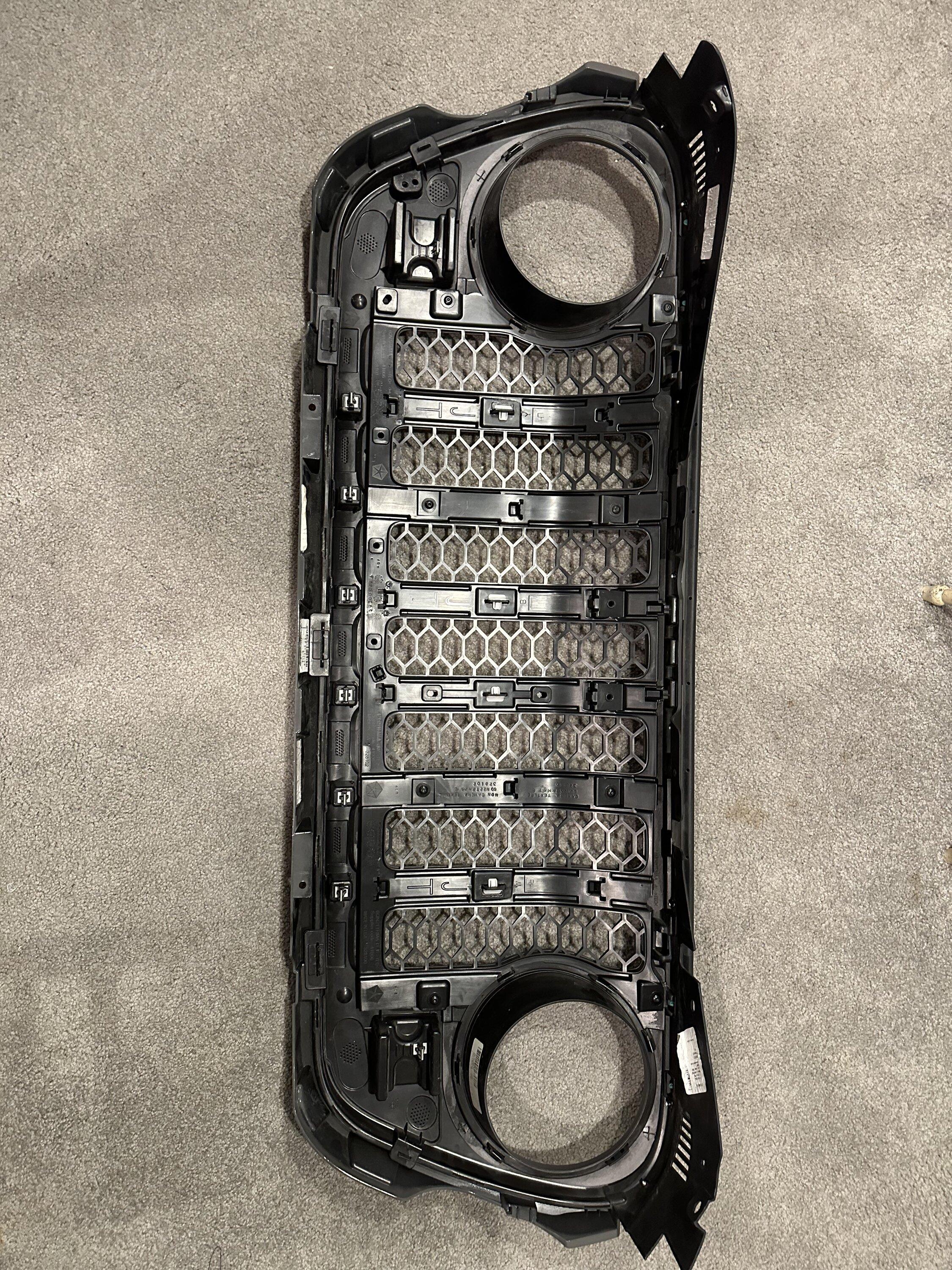 Jeep Gladiator Sting Gray Grille Mojave Take Off 404C5681-8391-4185-849E-2FA73A03E5F9