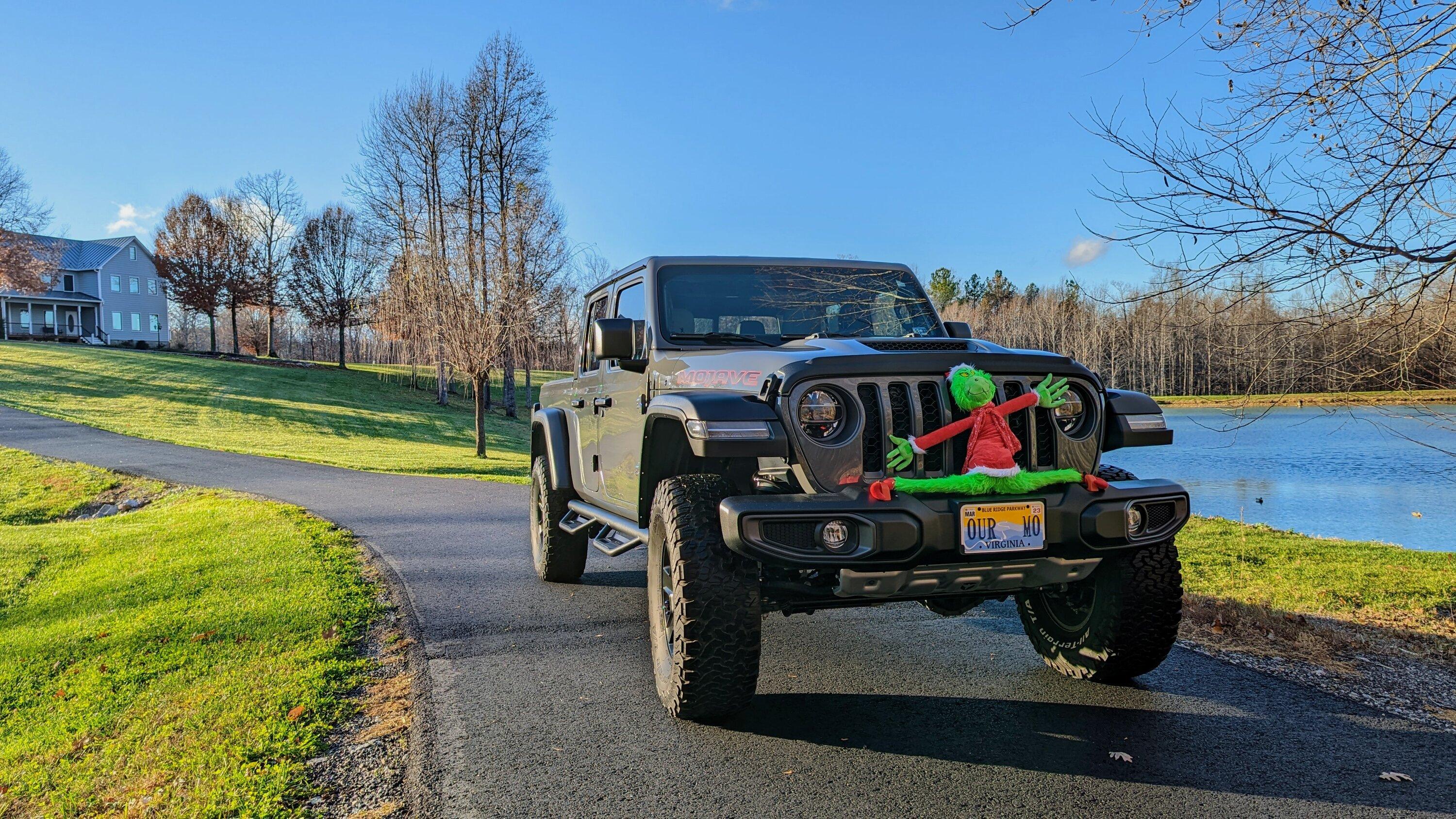 Jeep Gladiator Christmas creative scene!!! Post yours!! PXL_20221130_204713690~2