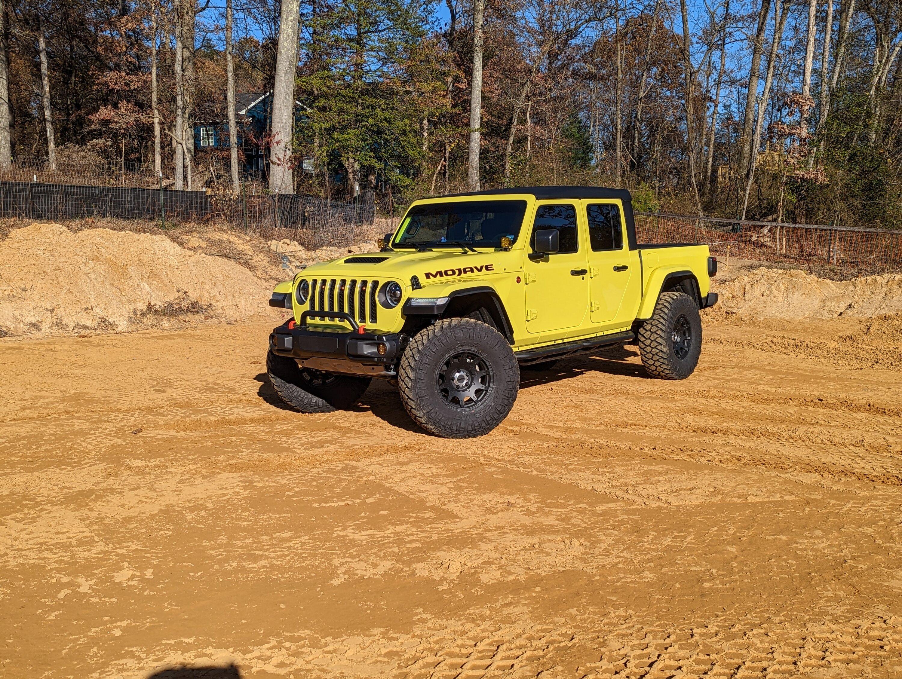 Jeep Gladiator Stock Mojave w/ 37s Thread PXL_20221120_190105146