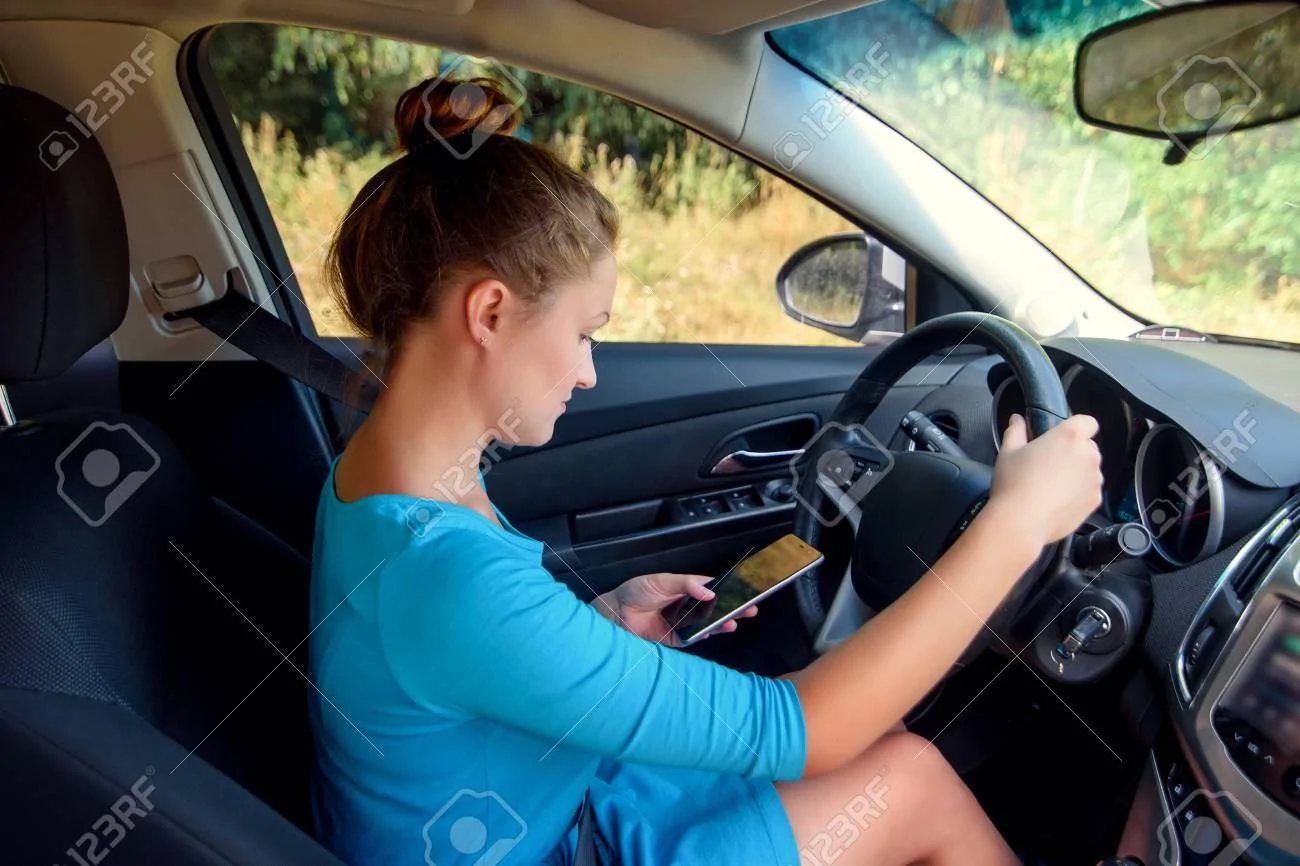 Jeep Gladiator O e-screen-while-driving-car-young-female-driver-usi