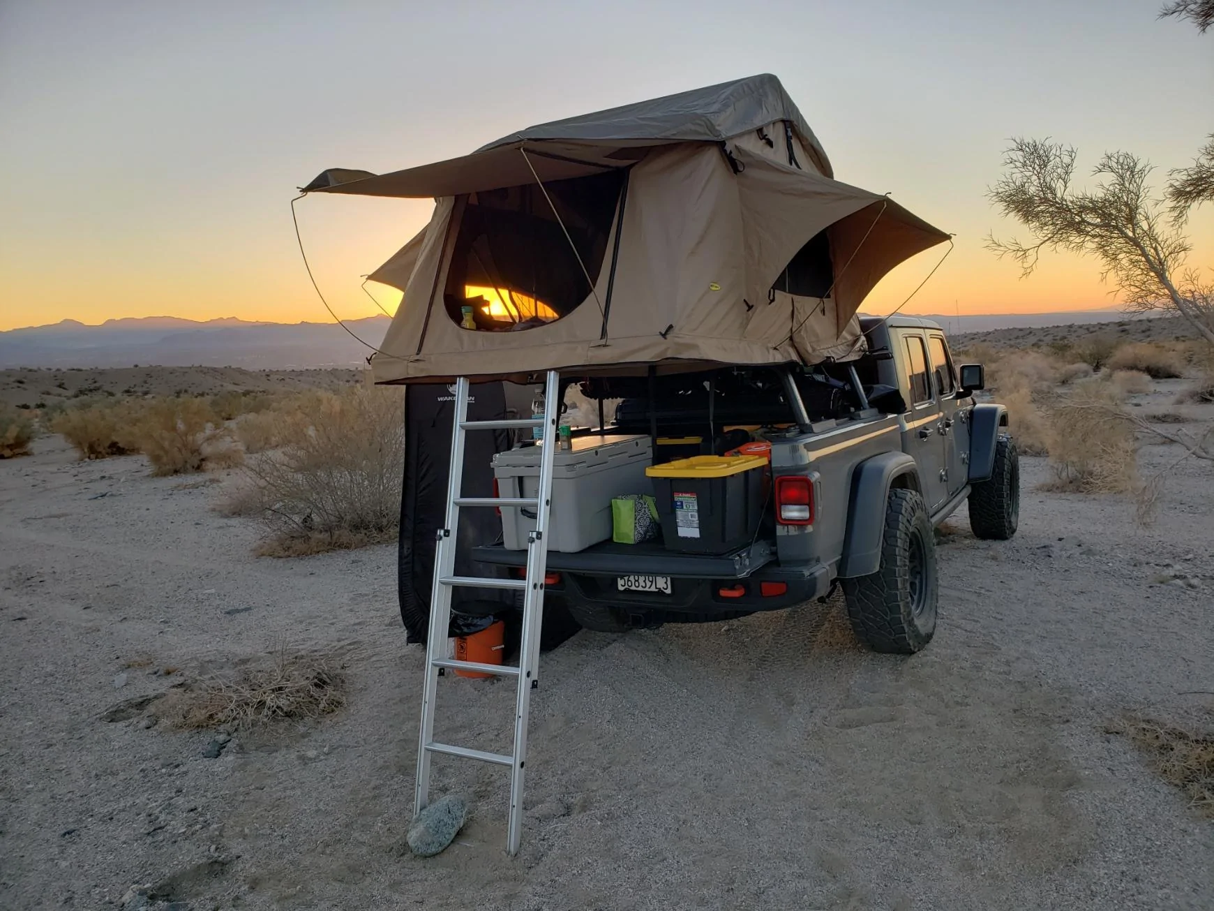 Jeep Gladiator X Mojave trip tent