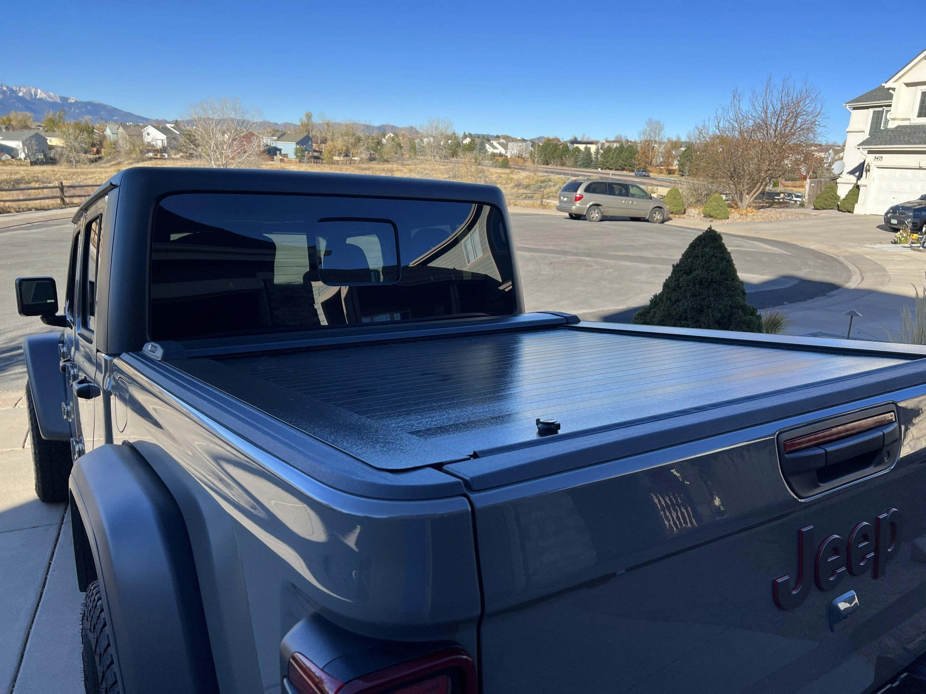 Jeep Gladiator Retractable Bed Cover 9B1E3F2F-2D8E-4A8F-8B1A-879C562D9826
