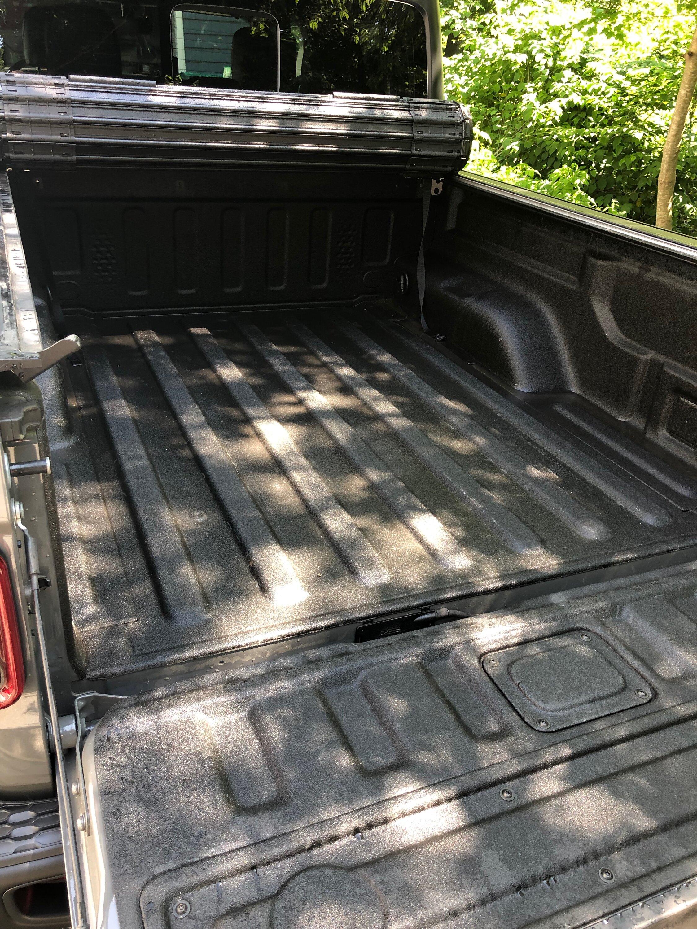 Jeep Gladiator Bak Revolver X4s Hard Tonneau Cover IMG_4009