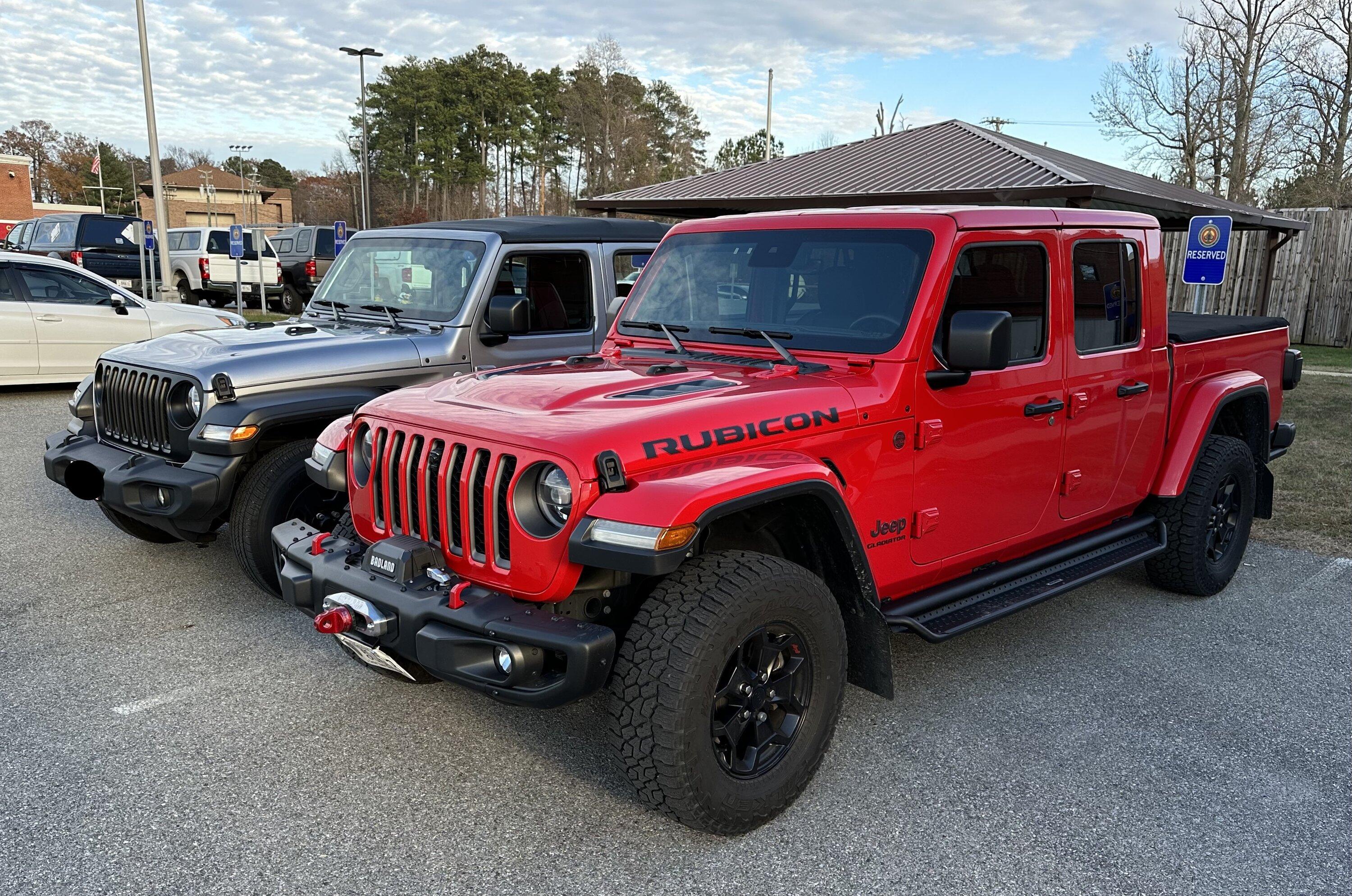 Jeep Gladiator Jeeps Parking Next To Jeeps AA77CF58-DDC9-451B-90E7-FE64172F431B_1_201_a