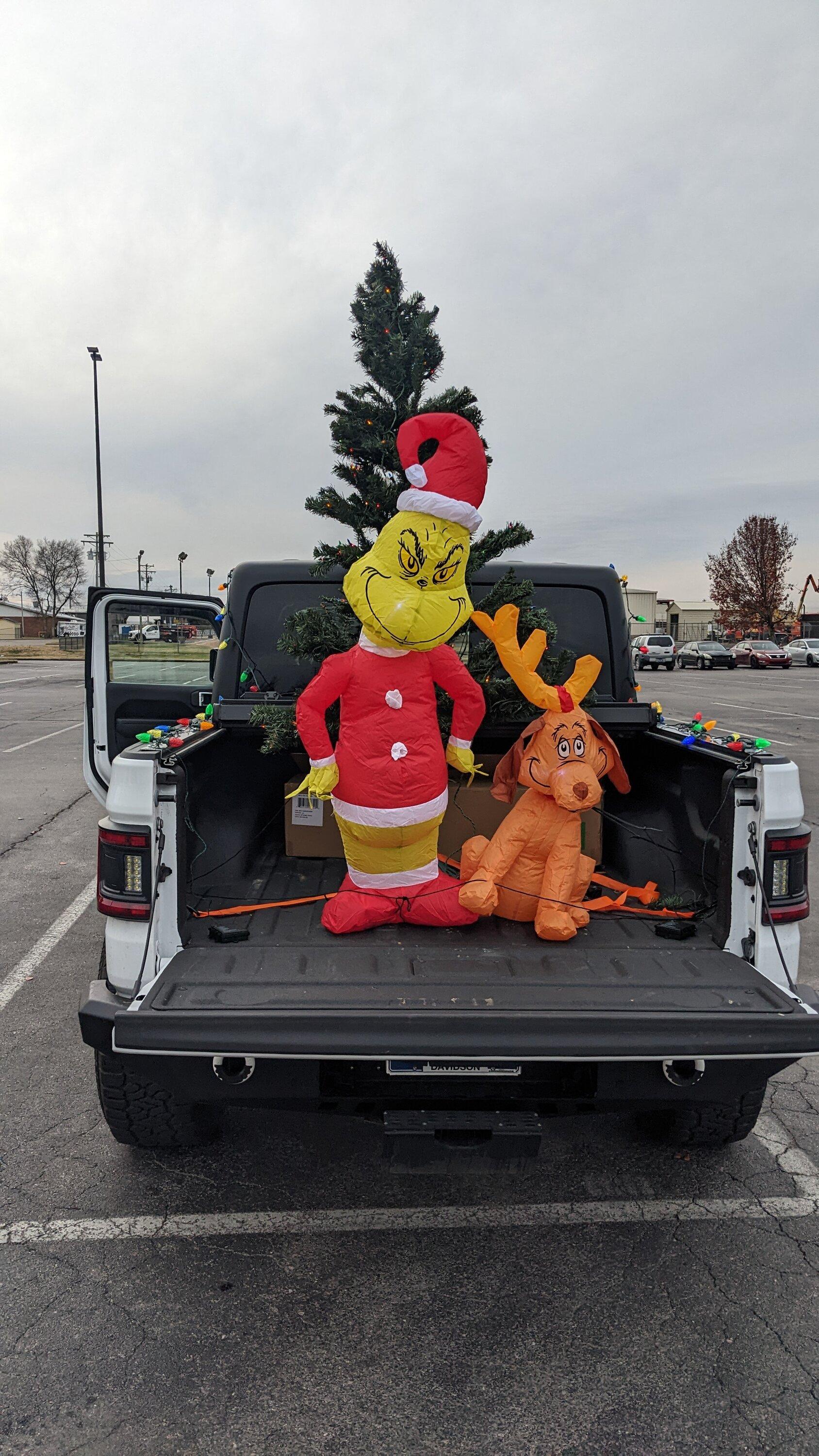 Jeep Gladiator Christmas creative scene!!! Post yours!! PXL_20221204_214216336