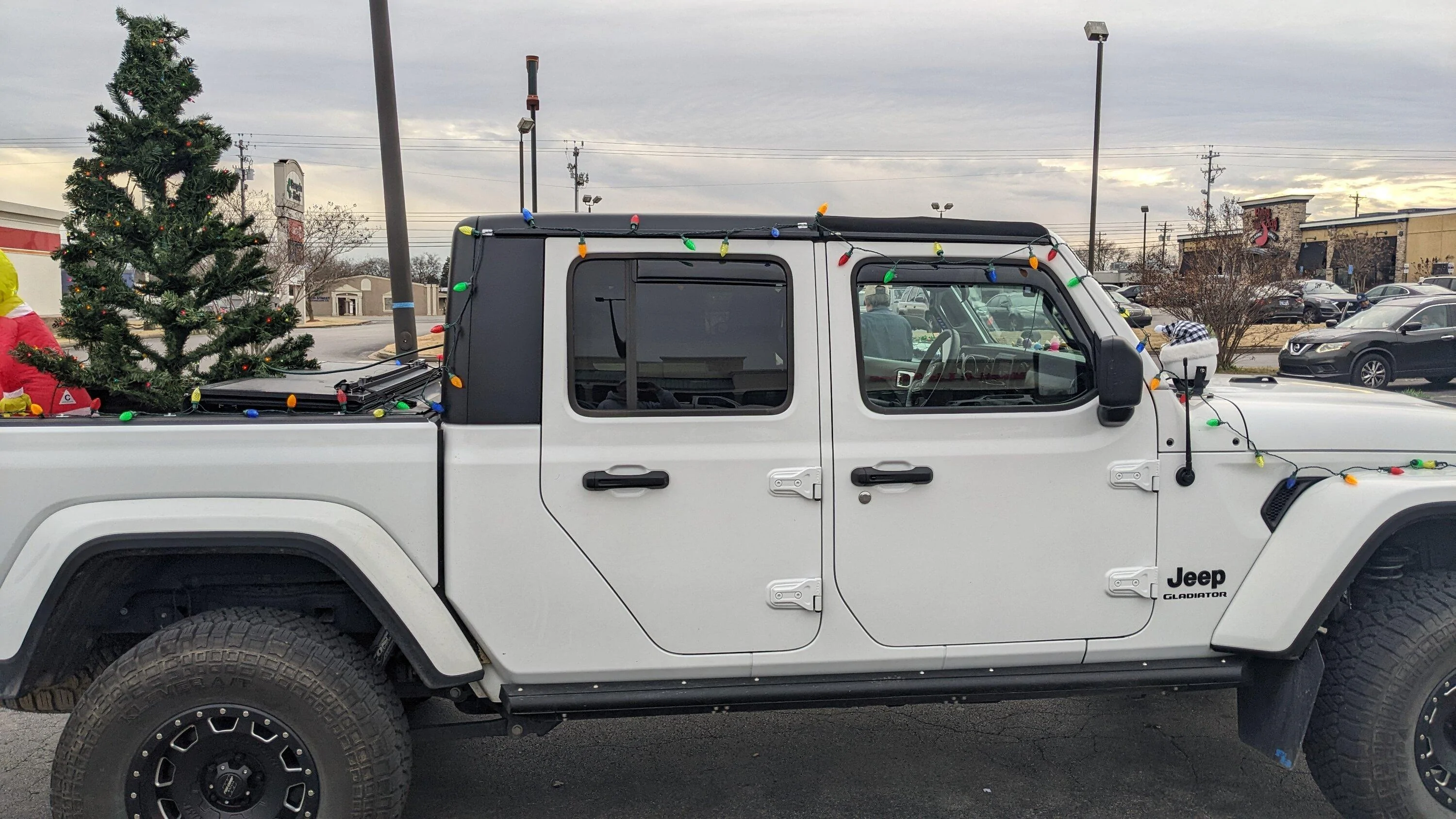 Jeep Gladiator Christmas creative scene!!! Post yours!! PXL_20221204_214225923