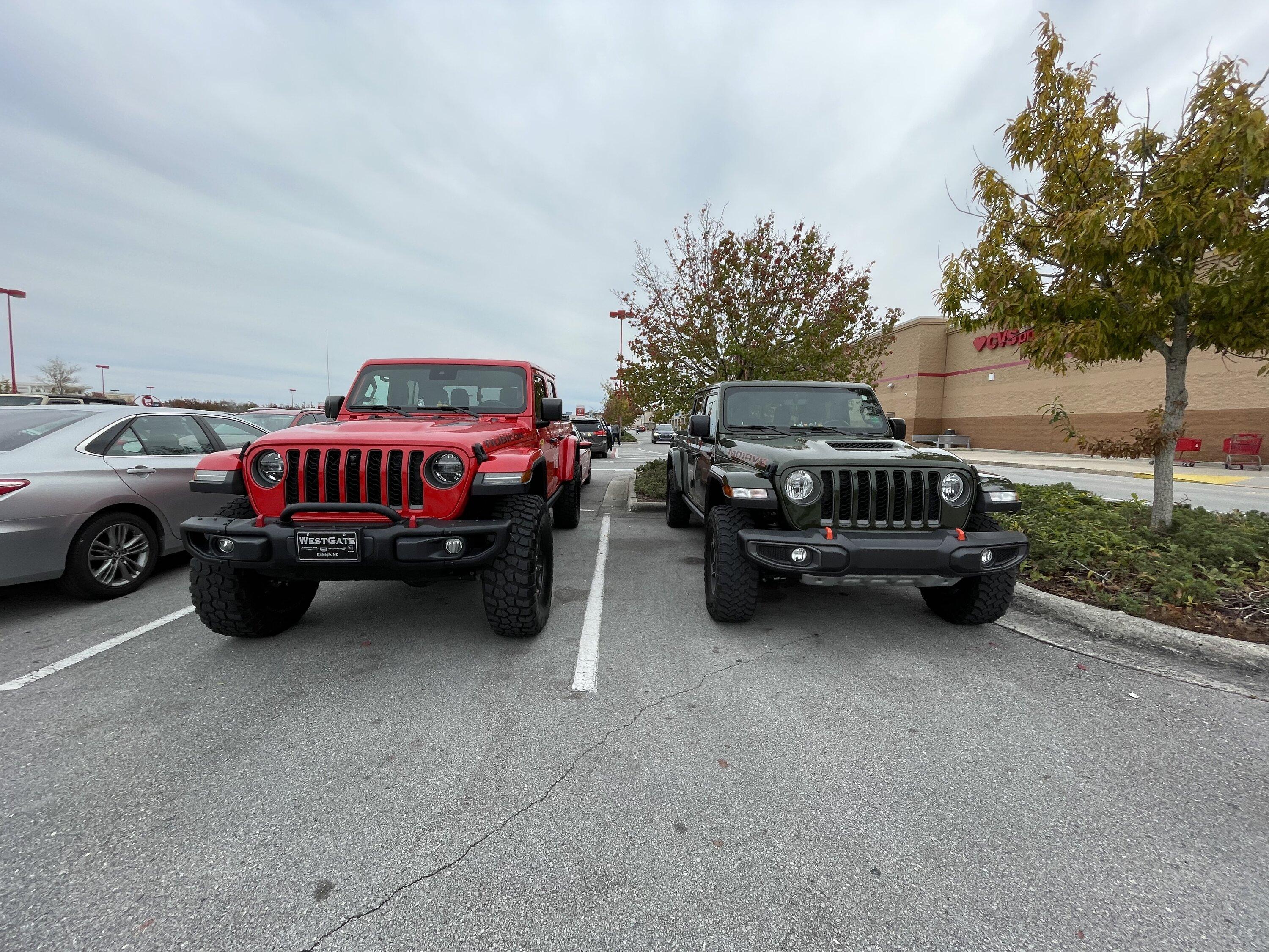 Jeep Gladiator Jeeps Parking Next To Jeeps 3E14D5D2-A801-47CD-903E-B00B378B5ADF