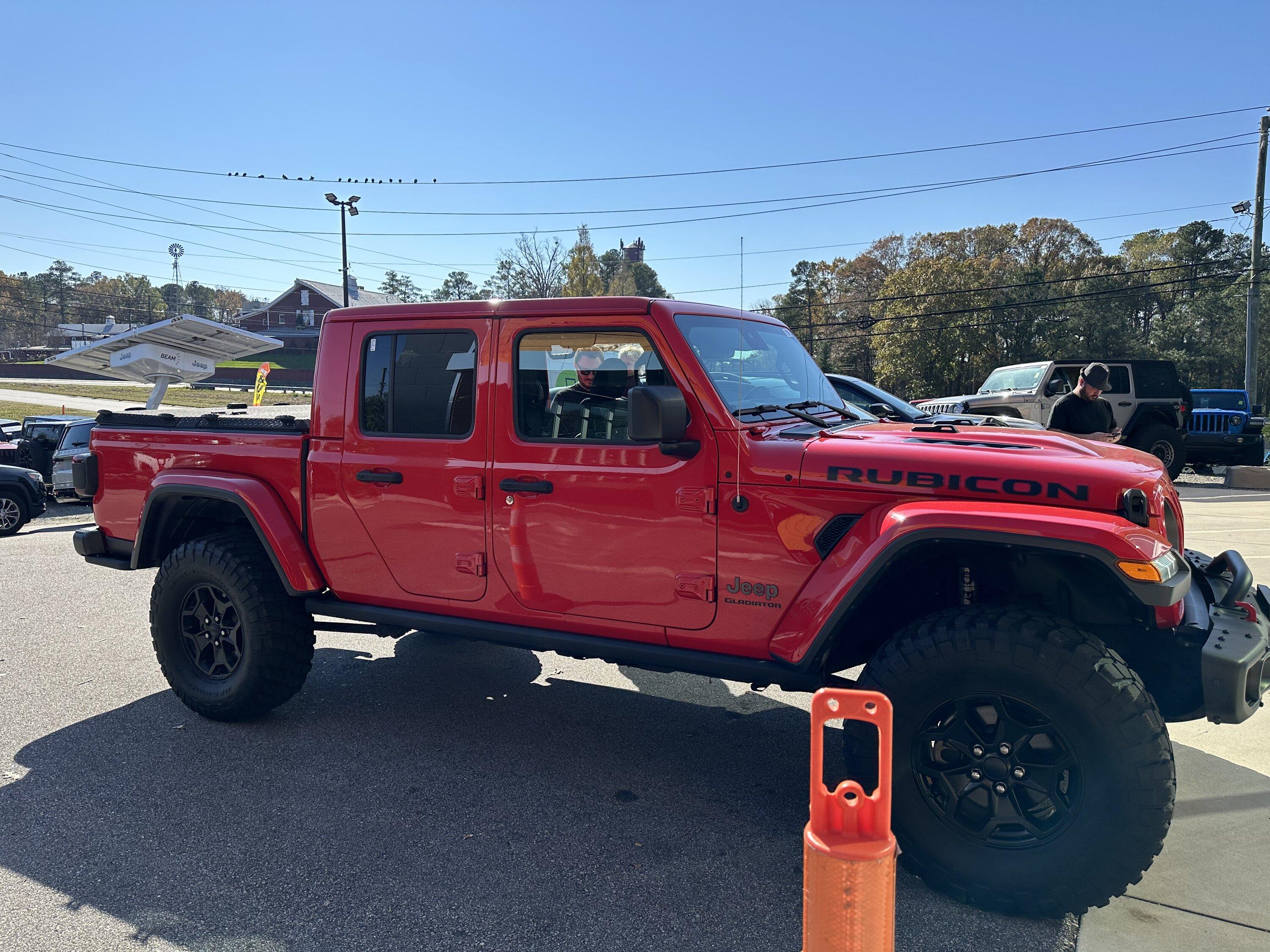 Jeep Gladiator FIRECRACKER RED Gladiator JT Club 57604508-7A77-4ABD-8FC9-A6D441175135
