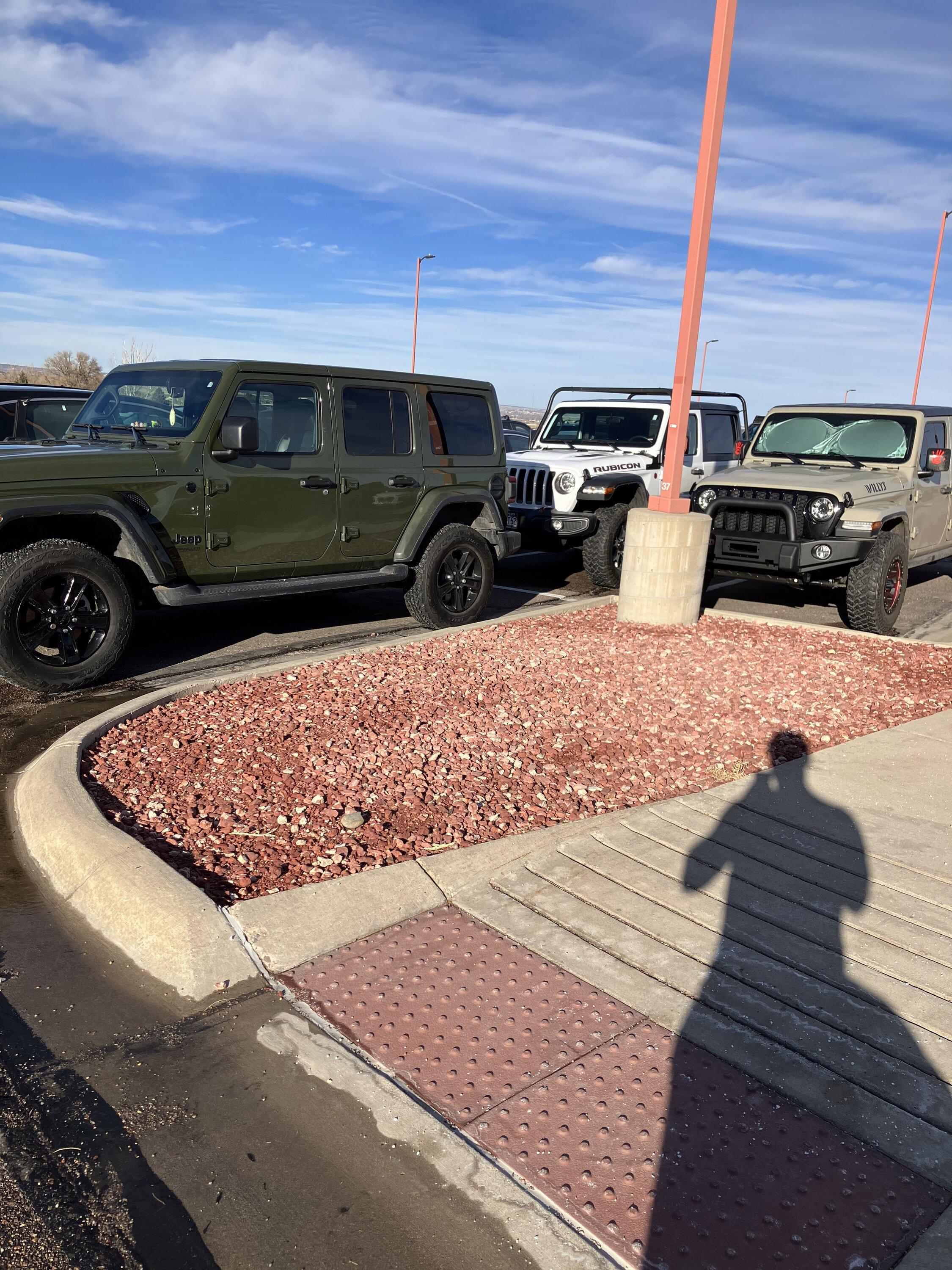 Jeep Gladiator Jeeps Parking Next To Jeeps tempImageJXCYV