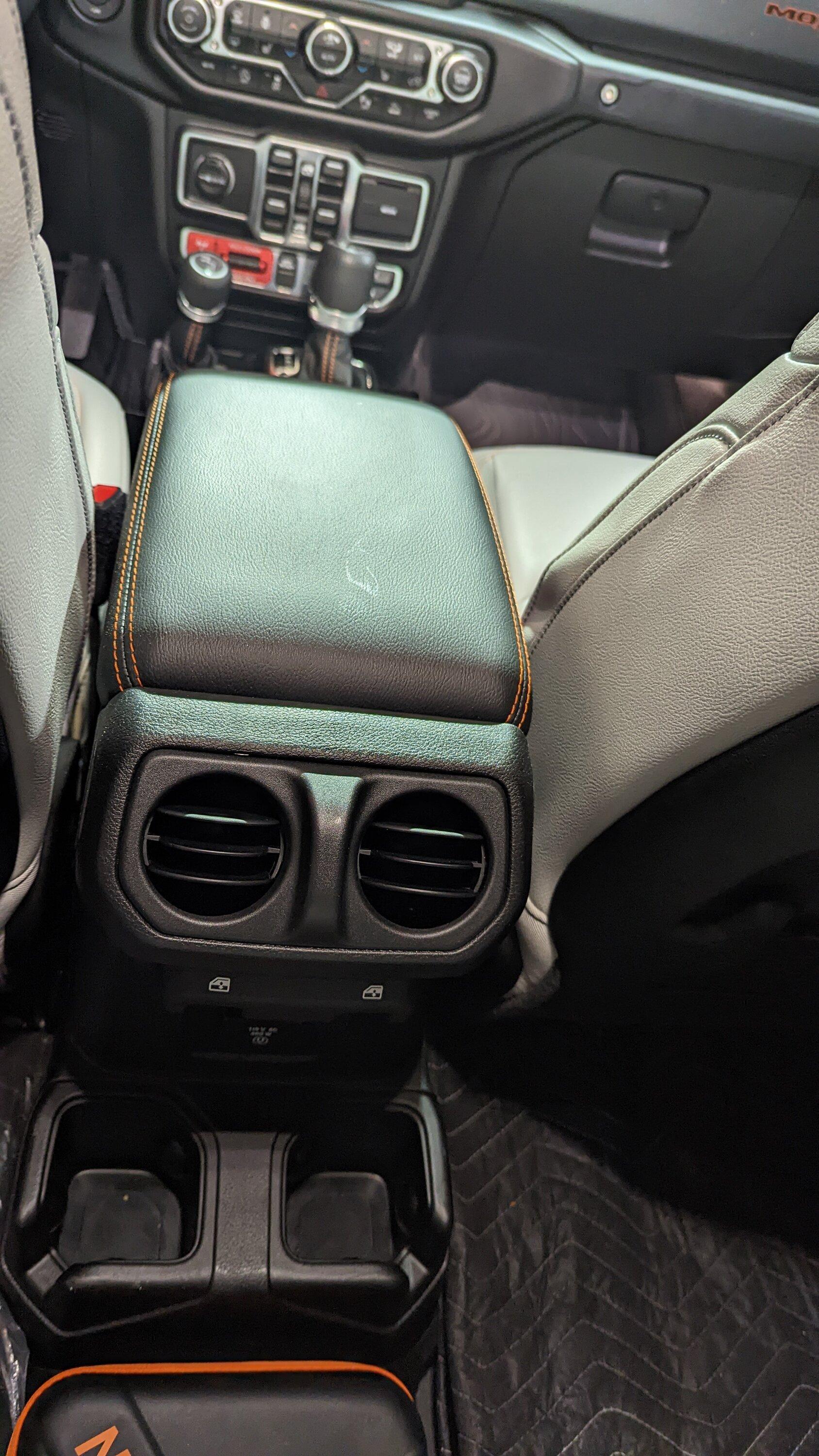 Jeep Gladiator Key Fob in console...only me PXL_20221209_001102962
