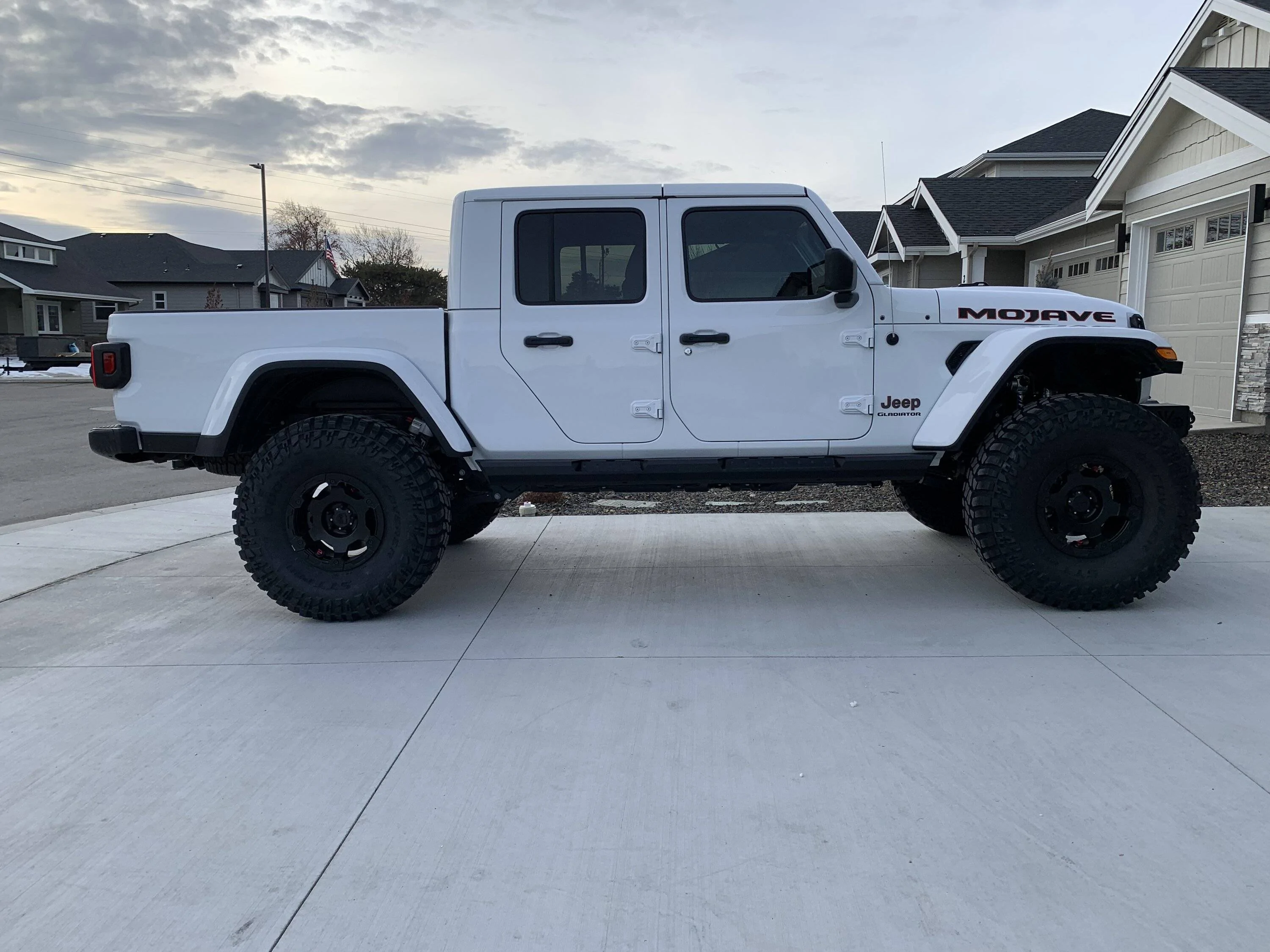 Jeep Gladiator BRIGHT WHITE Gladiator JT Club 49B43267-7C63-4DAE-9134-3ADF1D5C5434