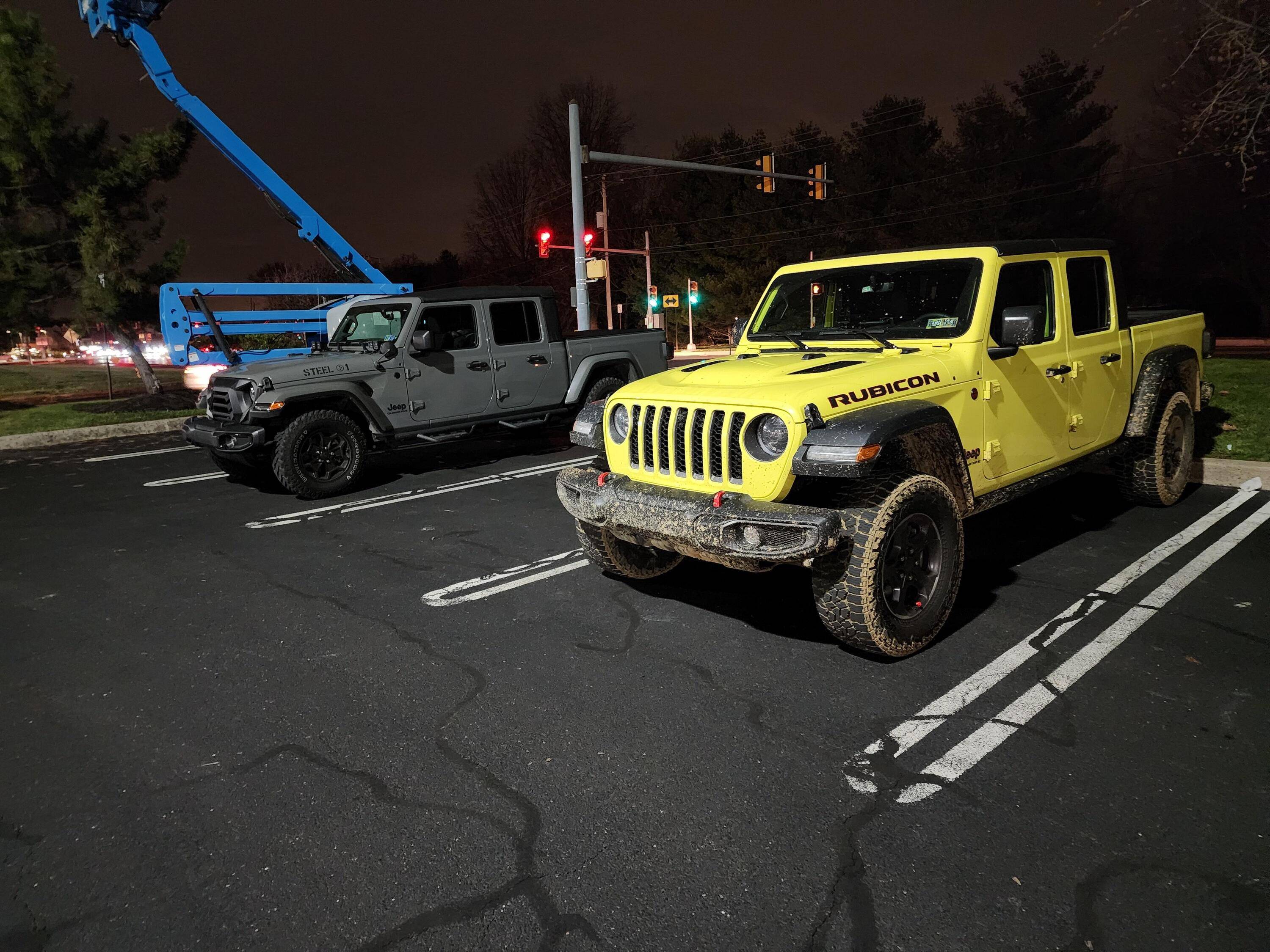 Jeep Gladiator Jeeps Parking Next To Jeeps IXGahGz