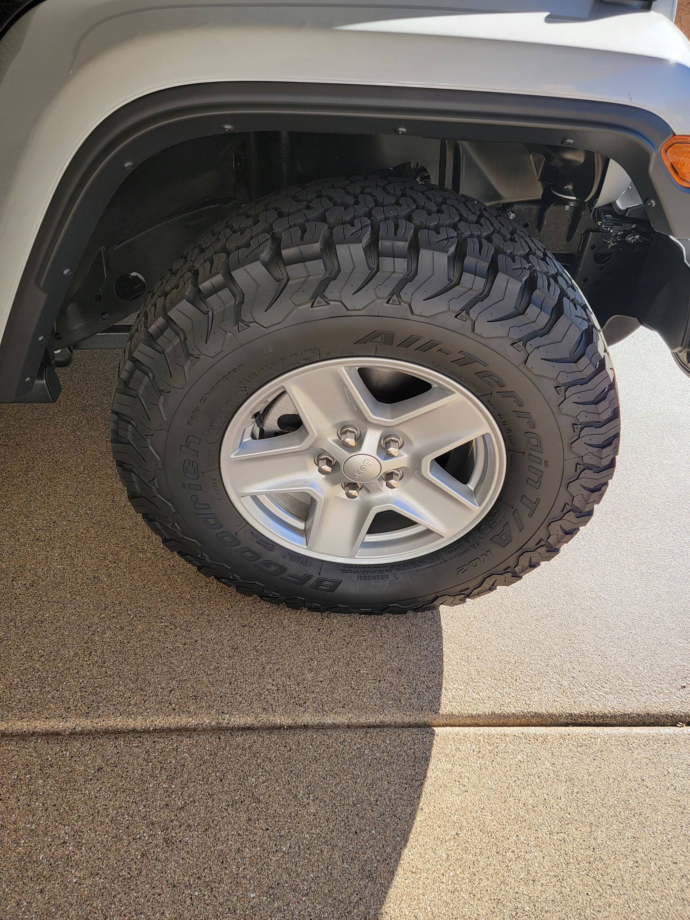 Jeep Gladiator Any one swapped out the chrome lug nuts ? 20221217_144916