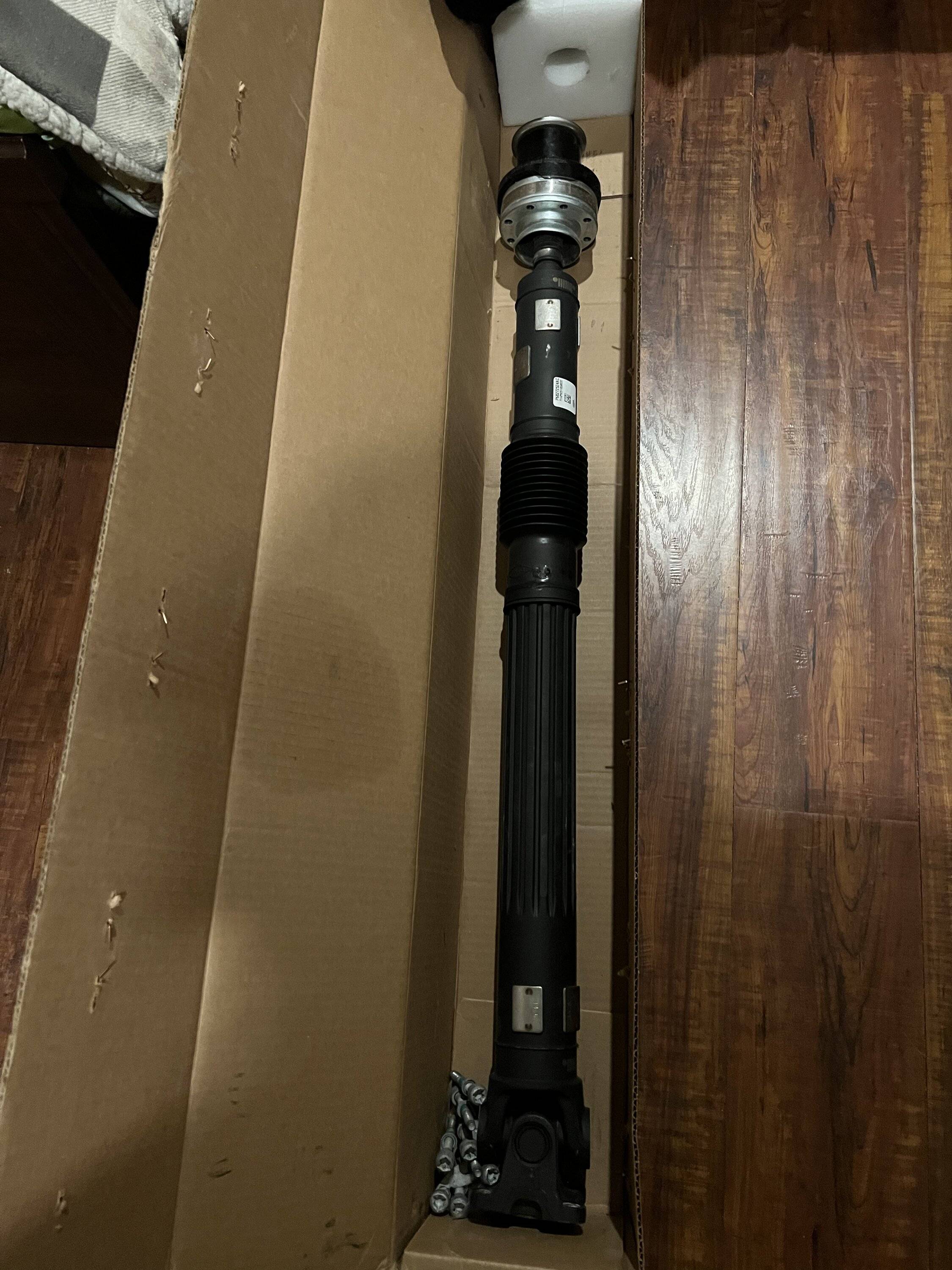 Jeep Gladiator Oem front driveshaft, overland diesel JT 991D1AA5-9641-4020-AE26-0692034125DA