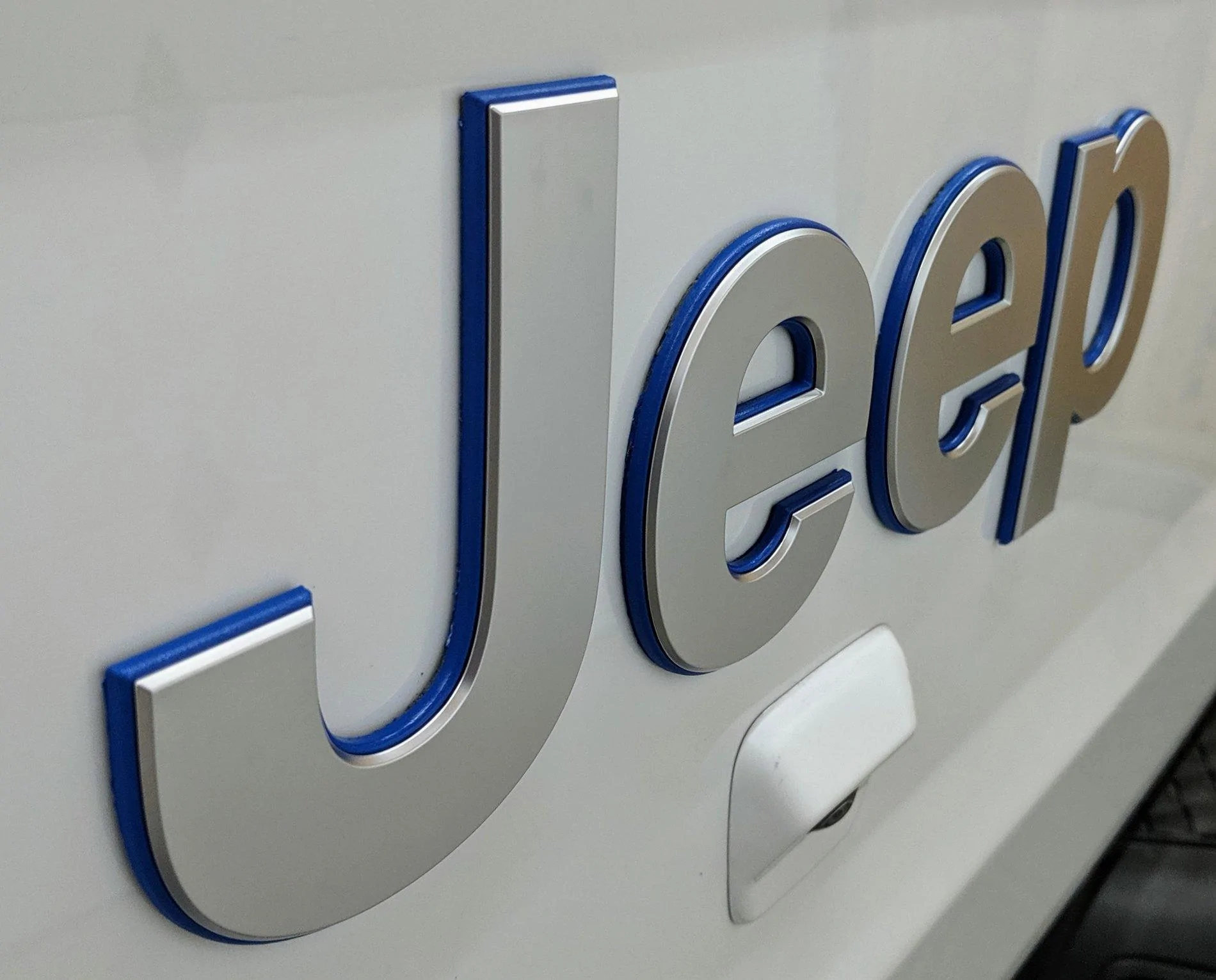 Jeep Gladiator Custom tailgate JEEP logo trim color IMG_20190823_131932