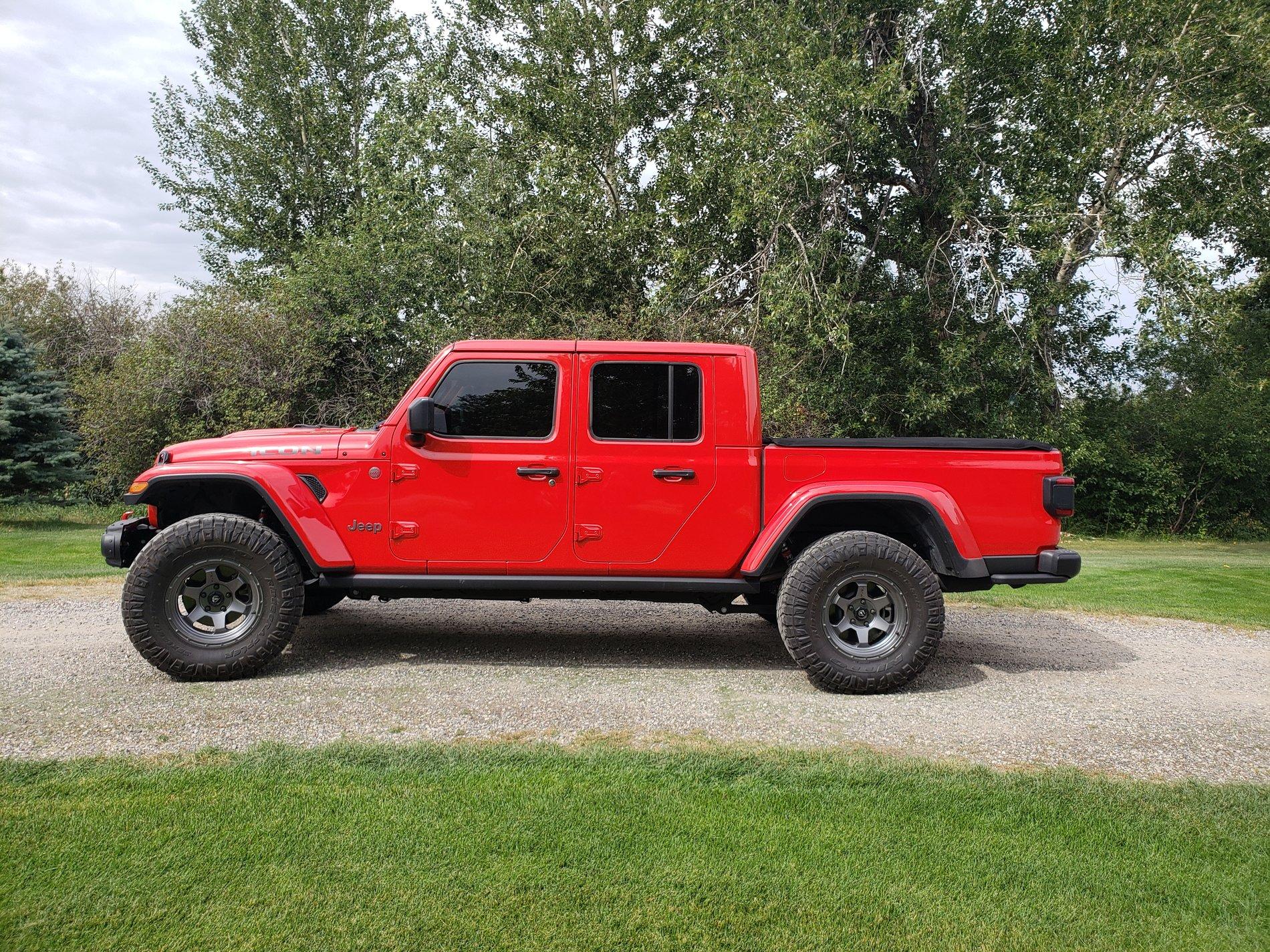 Jeep Gladiator Pictures of 33s and 35s JT