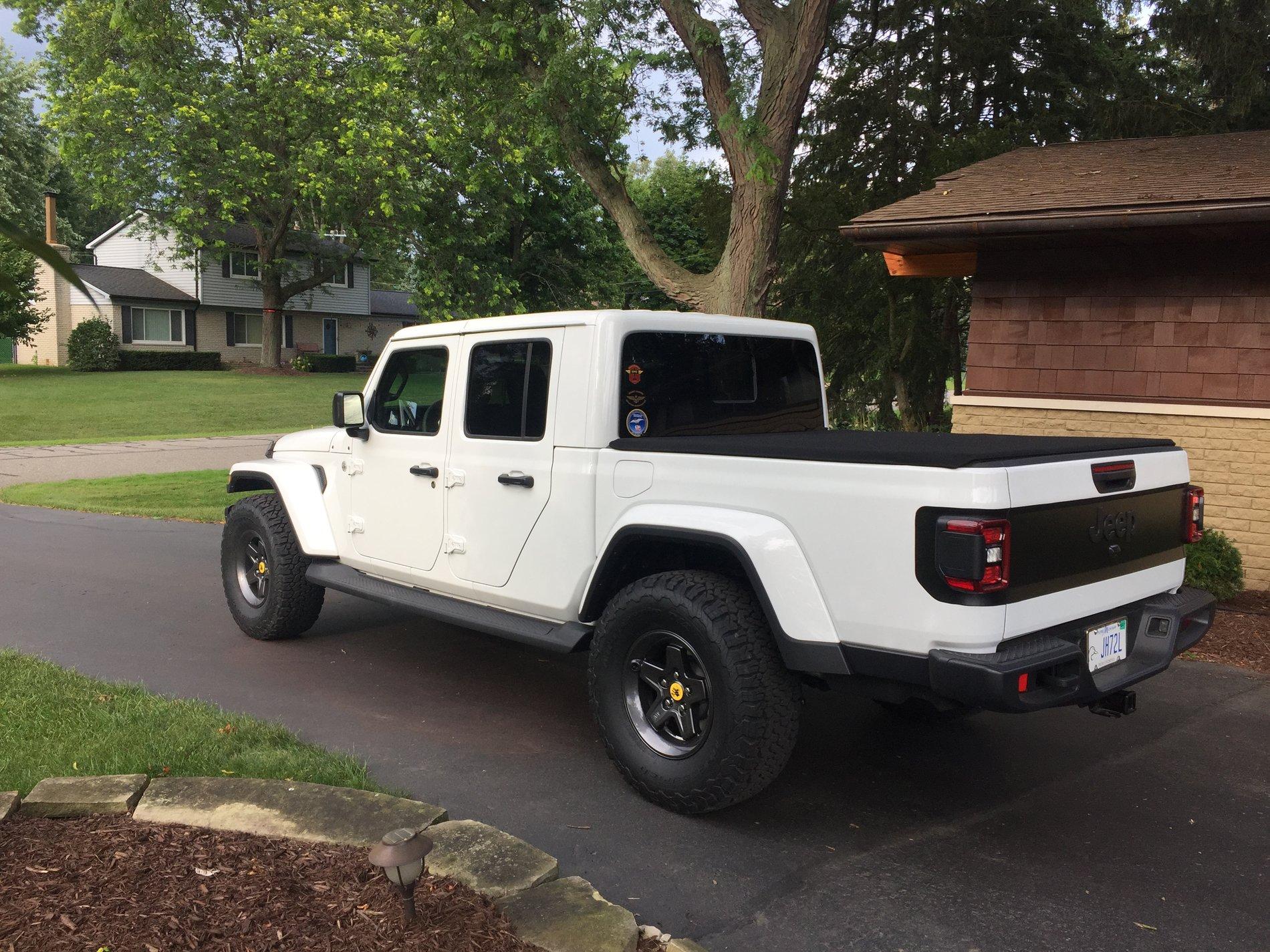 Jeep Gladiator "JEEP" tailgate badge mods? img_2226-