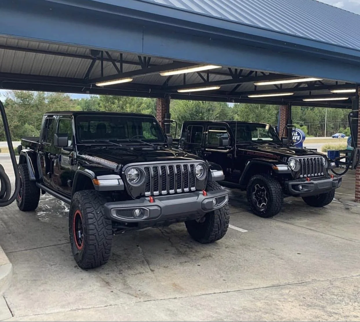 Jeep Gladiator BLACK Gladiator JT Club 1A07AF26-A599-40B2-B52D-A1CCB77A605D