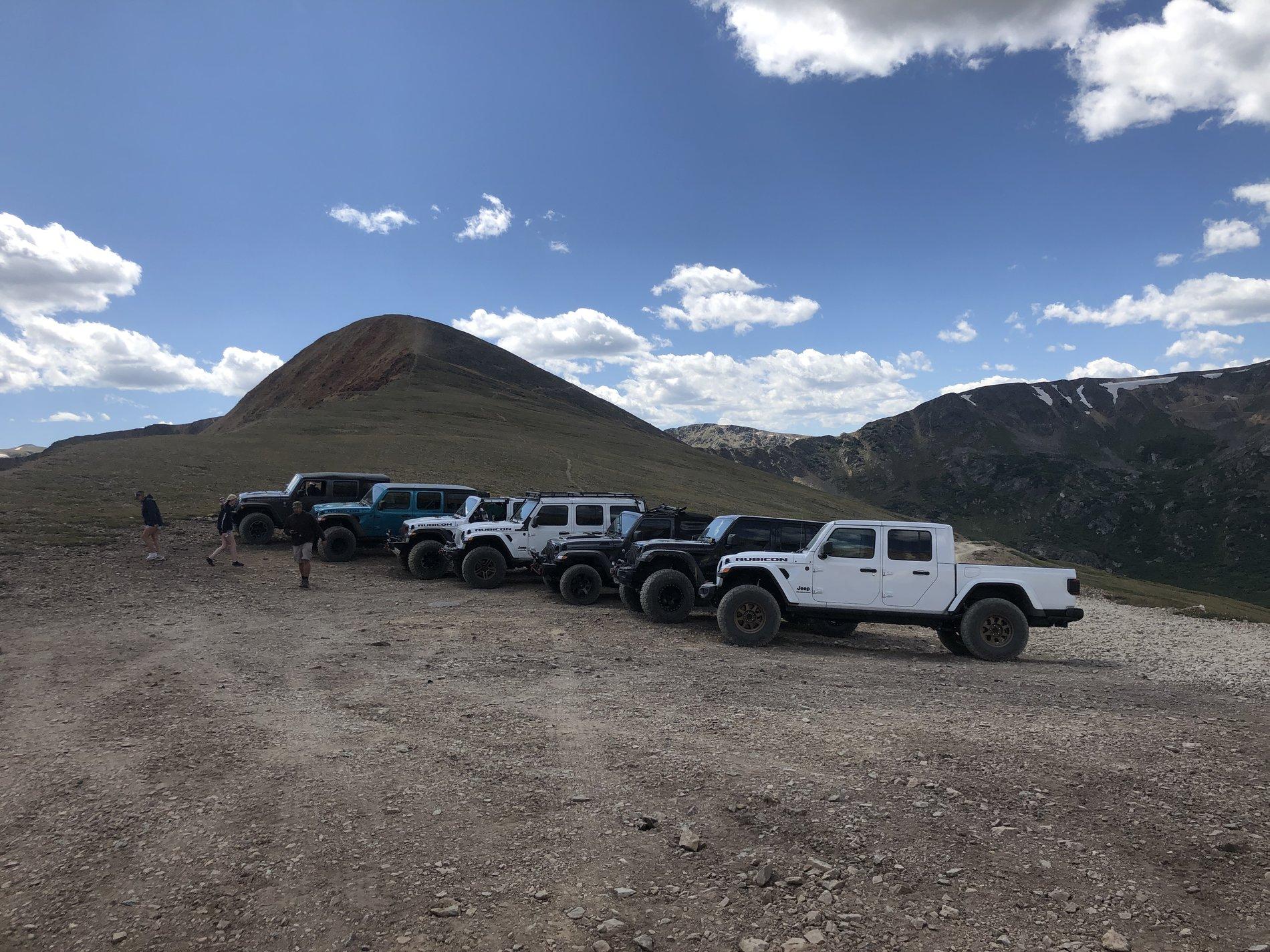 Jeep Gladiator Jeeps Parking Next To Jeeps BDDCD85E-6815-44A2-B0A9-917135EC9674