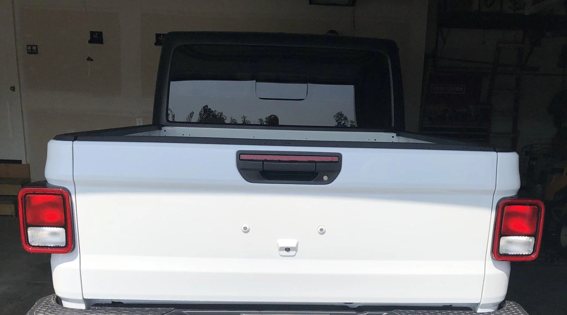 Jeep Gladiator Remove tailgate covers? DB7A31D6-AA09-4CC9-8A8D-93F36351B5B1