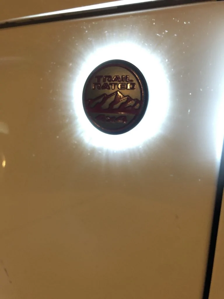 Jeep Gladiator Installed BadgeGlow Trail Rated badge light QDLHoIrh