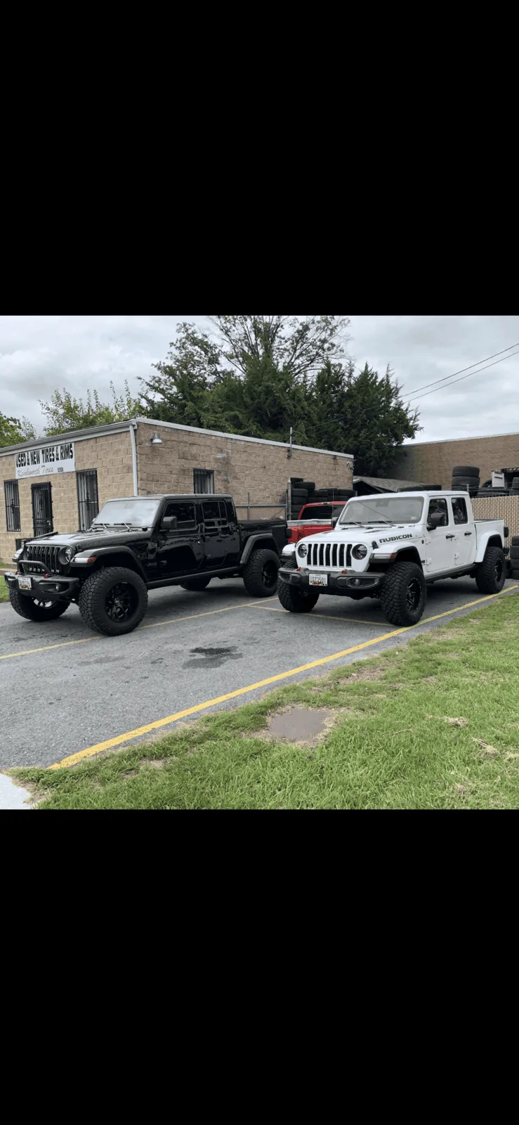 Jeep Gladiator Jeeps Parking Next To Jeeps E18604B0-78F8-4CBF-AC01-204BF56EF201