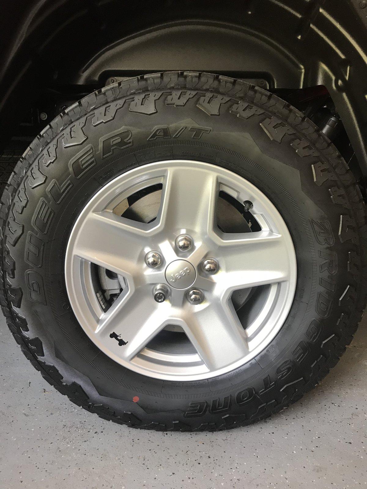 Jeep Gladiator Sport S Gladiator Wheels,Tires and Sensors 82FCEEFD-1C38-4210-940F-B78E0F49921E
