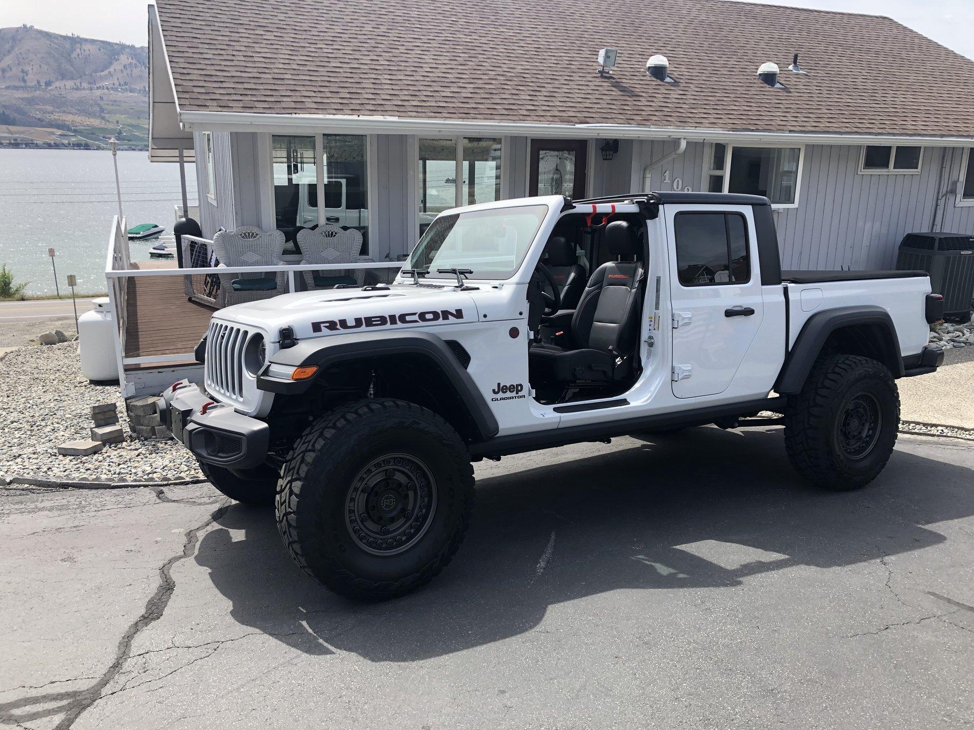Jeep Gladiator BRIGHT WHITE Gladiator JT Club 0D552223-7711-4E74-B623-CA9537C73AEB