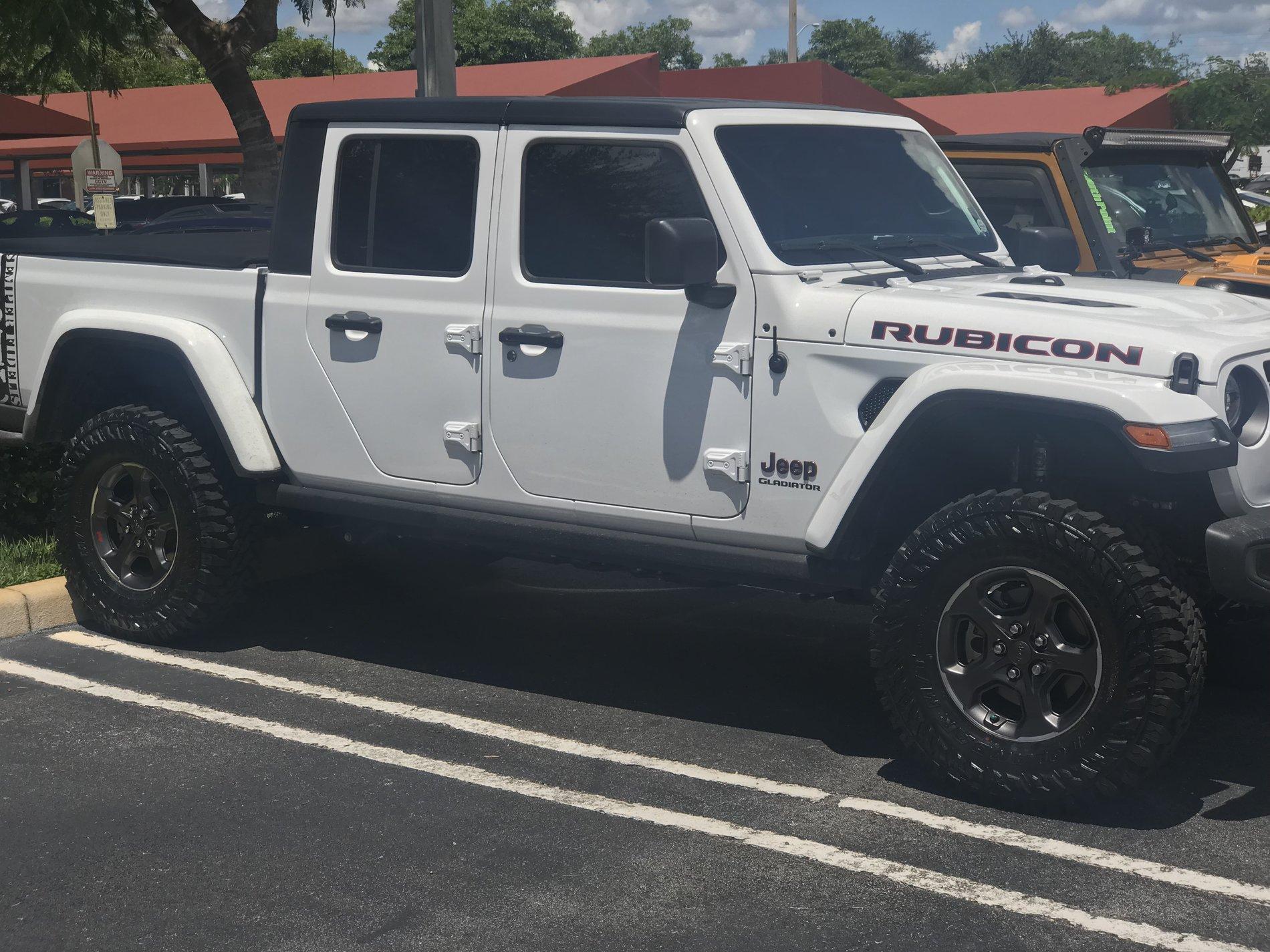 Jeep Gladiator BRIGHT WHITE Gladiator JT Club B1C0B239-ACB6-44DD-9477-4D219611C2F4