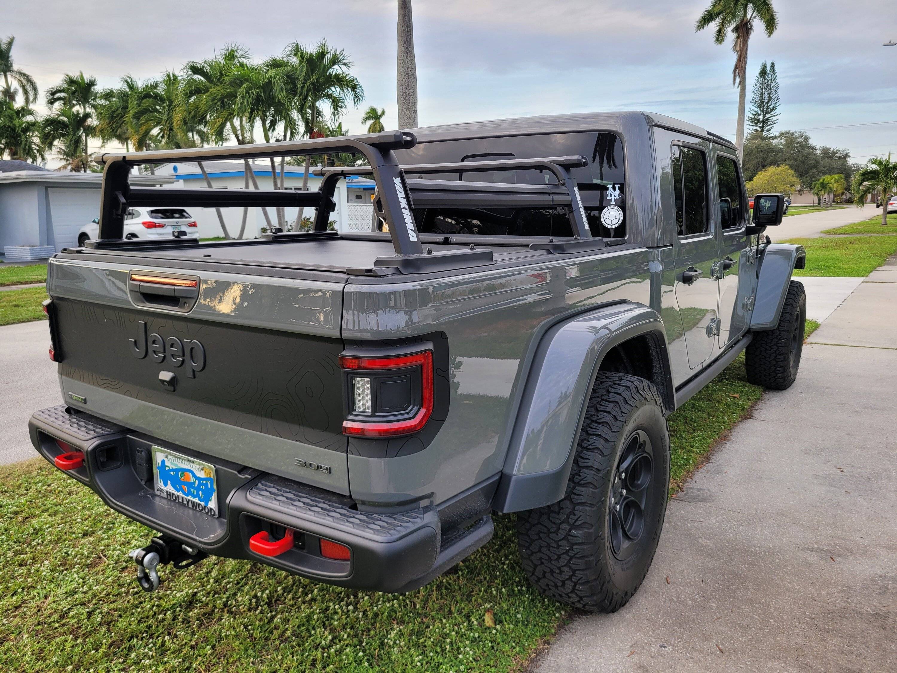 Jeep Gladiator Roll N Lock XT (T slot) with Yakima Outpost HD 20221218_164207