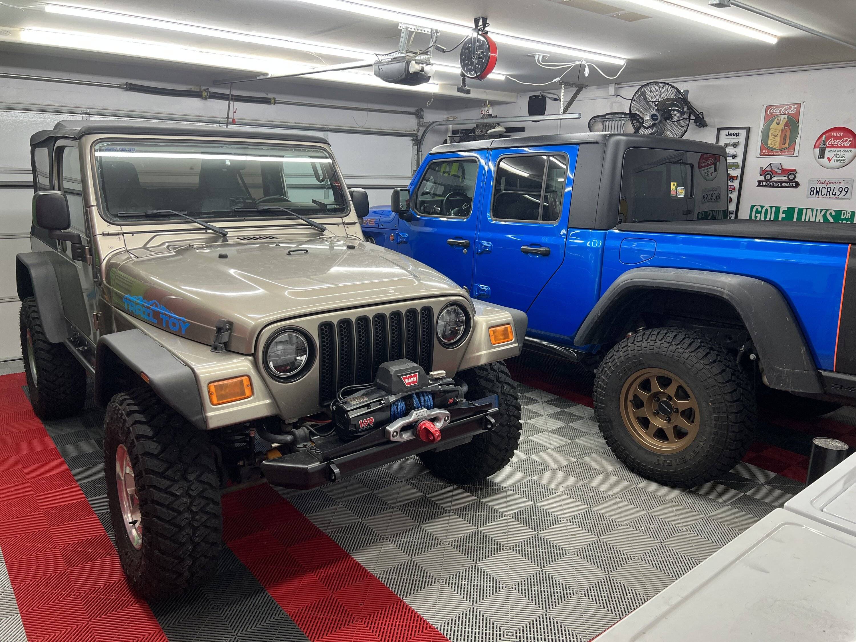 Jeep Gladiator Jeeps Parking Next To Jeeps 220ACF05-66EF-48F1-A82B-8FBEC2EDE369