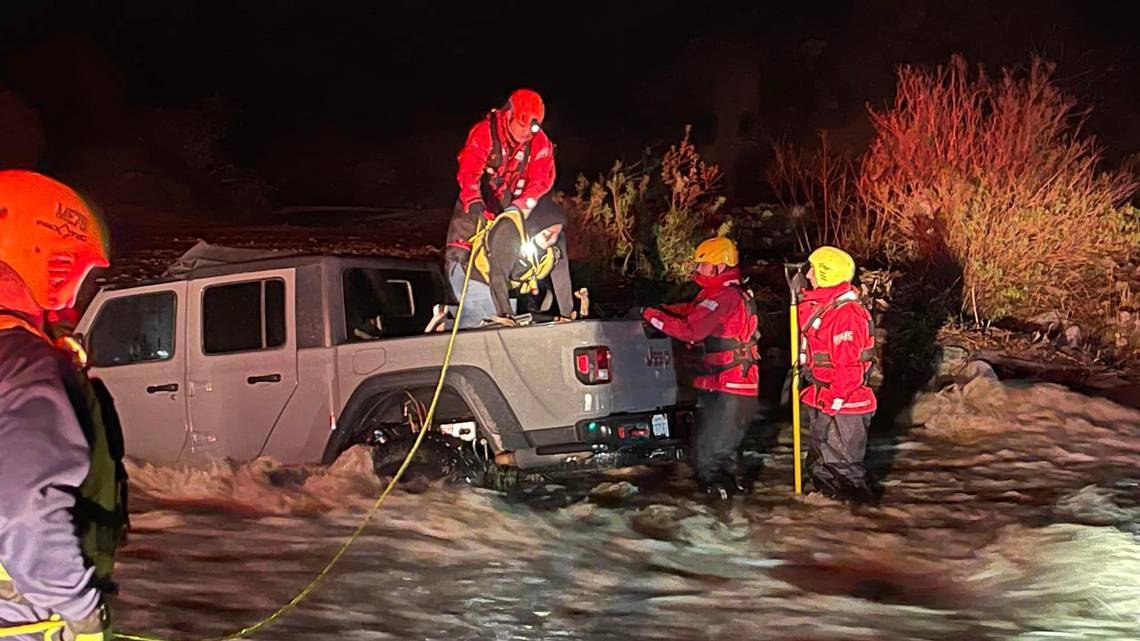 Jeep Gladiator Family of 3 in Gladiator rescued in California floodwaters... floodwaters