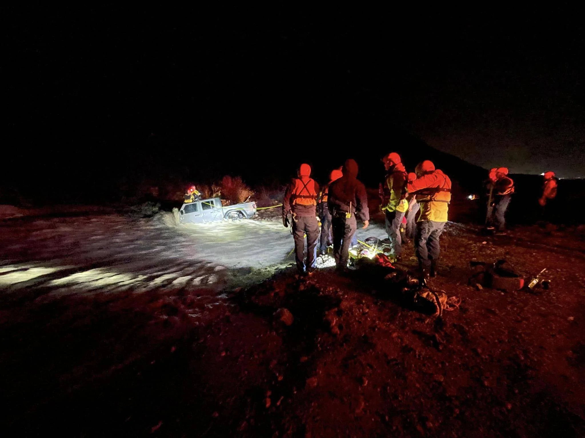 Jeep Gladiator Family of 3 in Gladiator rescued in California floodwaters... floodwaters3