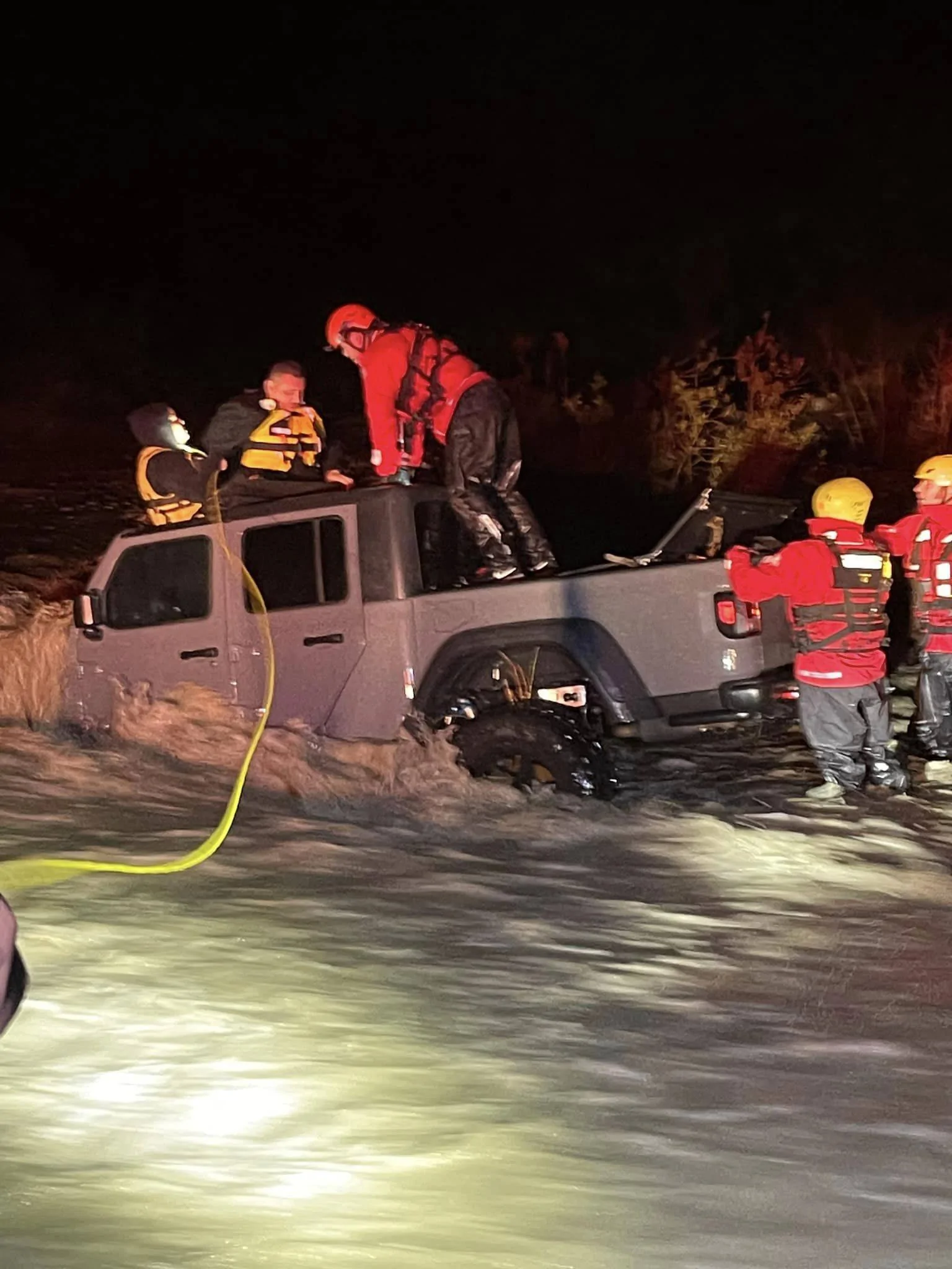 Jeep Gladiator Family of 3 in Gladiator rescued in California floodwaters... floodwaters4