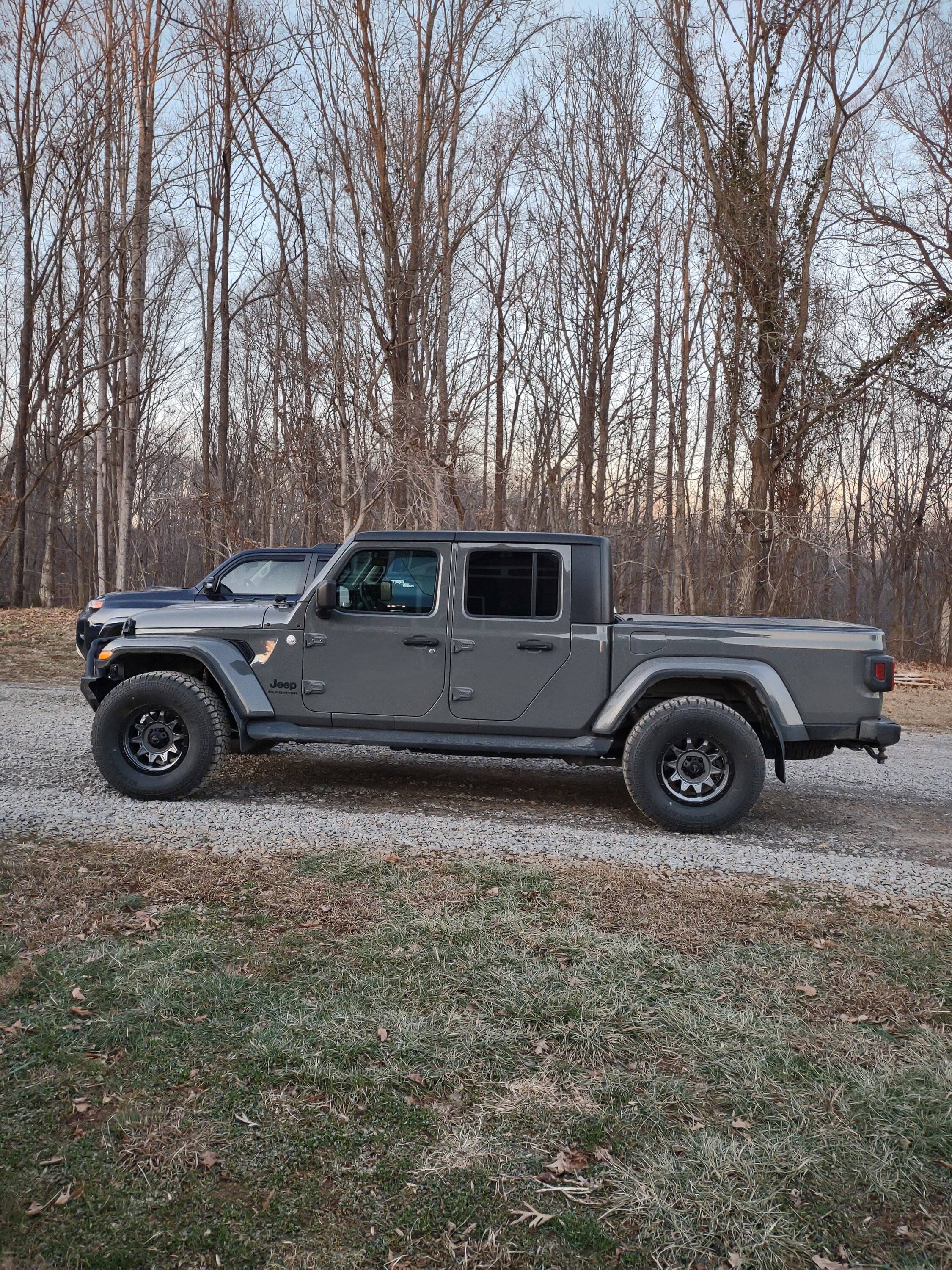 Jeep Gladiator Sting-Gray owner... show me your gray wheels IMG_20221228_170137235
