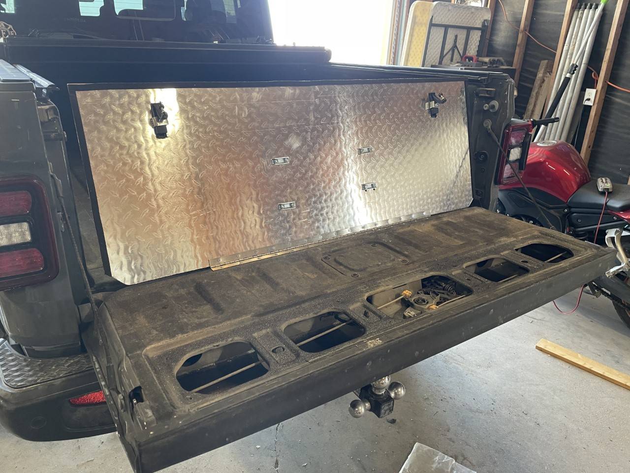 Jeep Gladiator Alternative to the Black Sheep tailgate storage thumbnail_IMG_4540