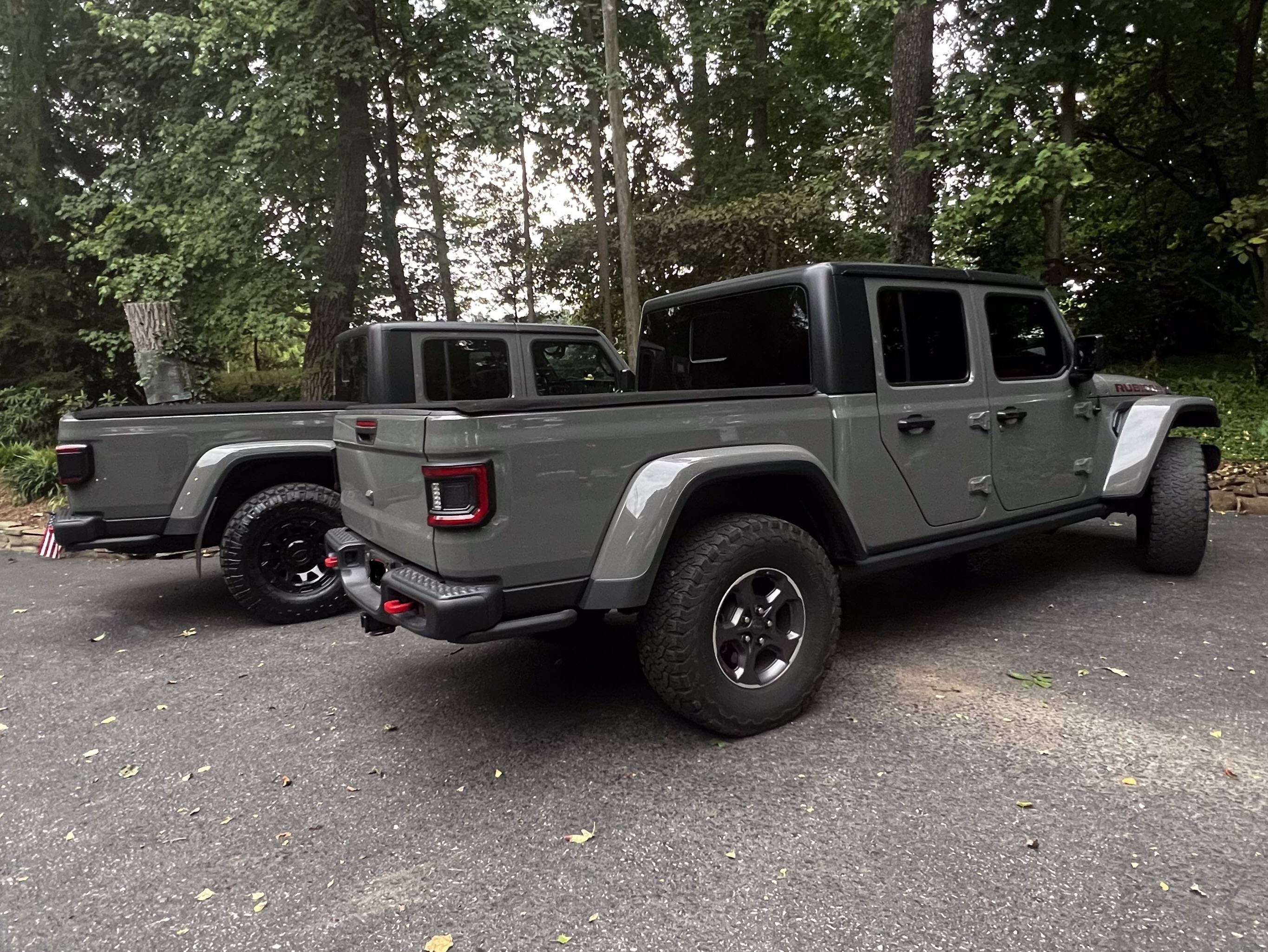 Jeep Gladiator Jeeps Parking Next To Jeeps 17673094-5BE5-4D52-85FA-B0895512DB57