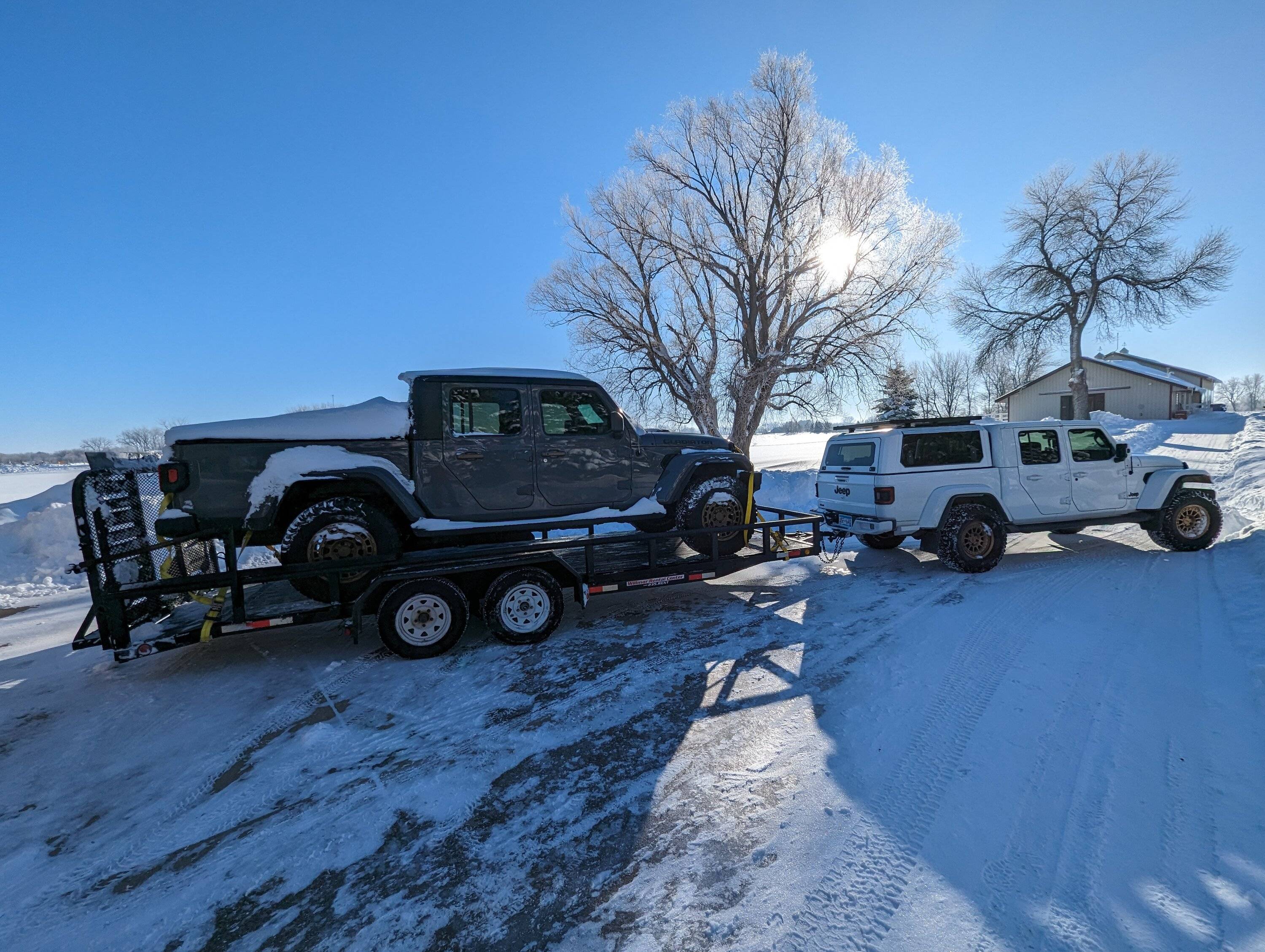 Jeep Gladiator Pushing the rated limits - Flatbed towing a Gladiator with a Gladiator 2023-01-07 10.22.09