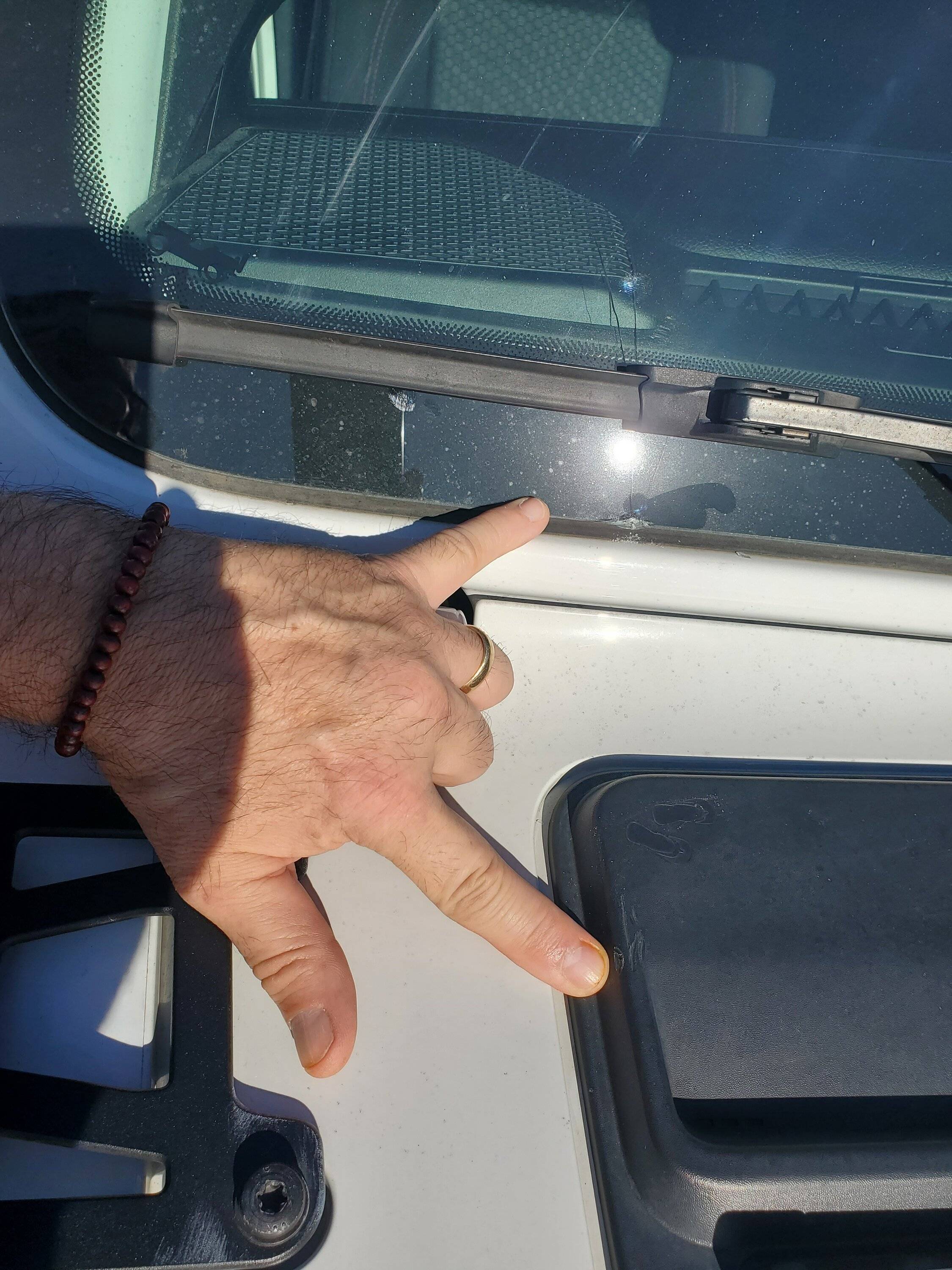 Jeep Gladiator How long did your windshield last before cracking? 20230107_141359