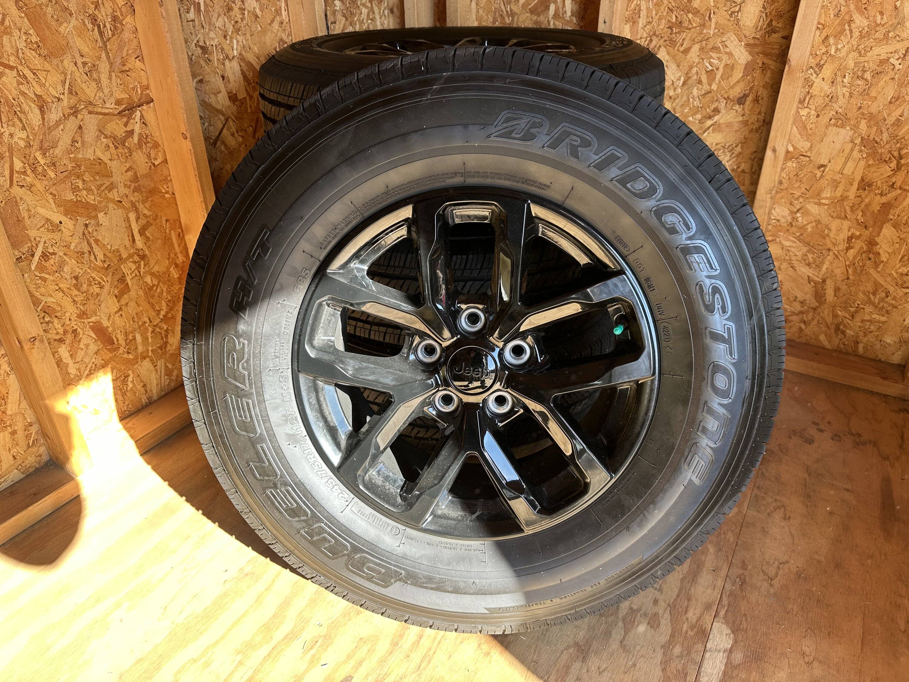 Jeep Gladiator Factory Gloss Black Wheels, Tires, and Sensors EC49D16C-E4DD-46A5-8D44-8CE45844B384