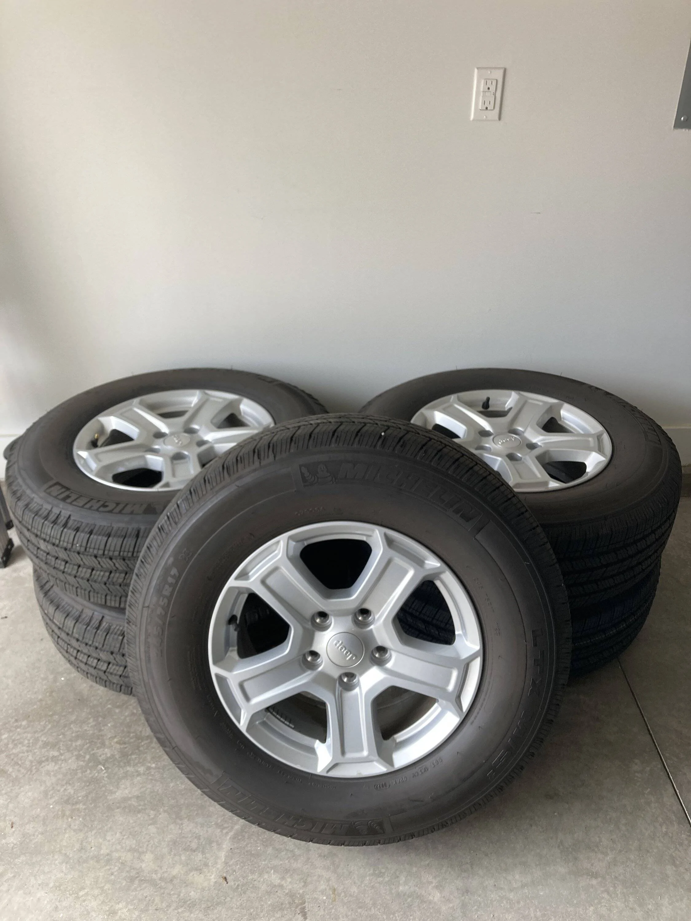Jeep Gladiator Jeep JL Sport S wheels/tires. 0670CB2C-F4B3-43FA-81FC-7555407292E2