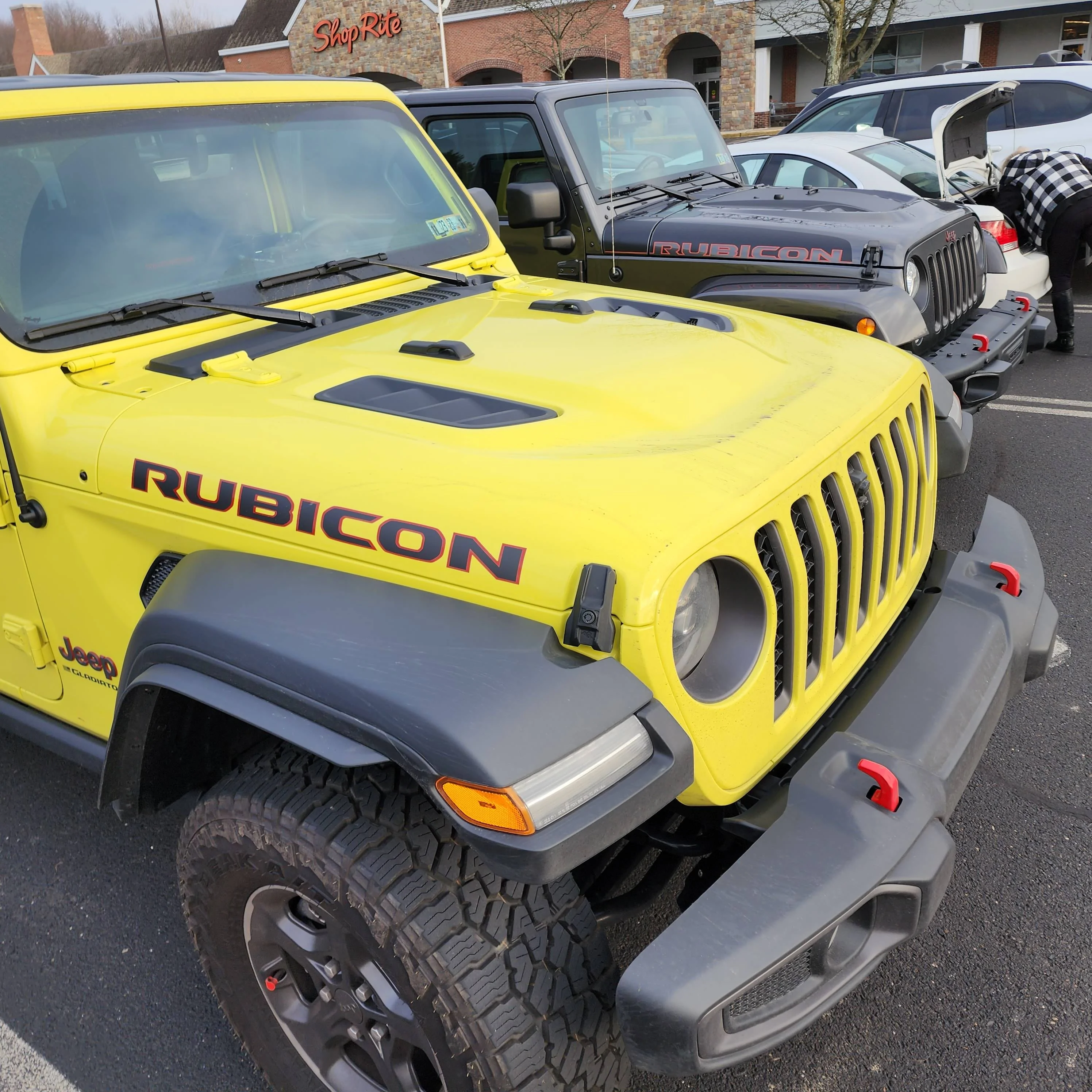Jeep Gladiator Jeeps Parking Next To Jeeps 20230110_150230