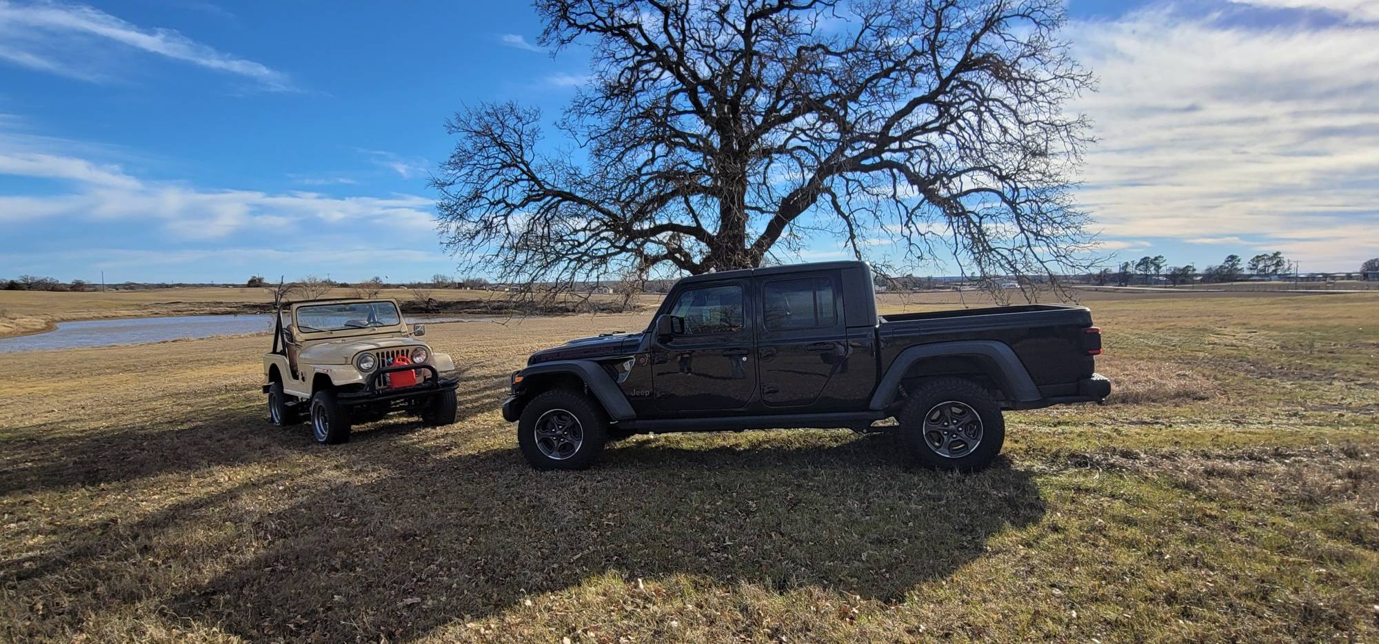 Jeep Gladiator BLACK Gladiator JT Club 2 Jeeps