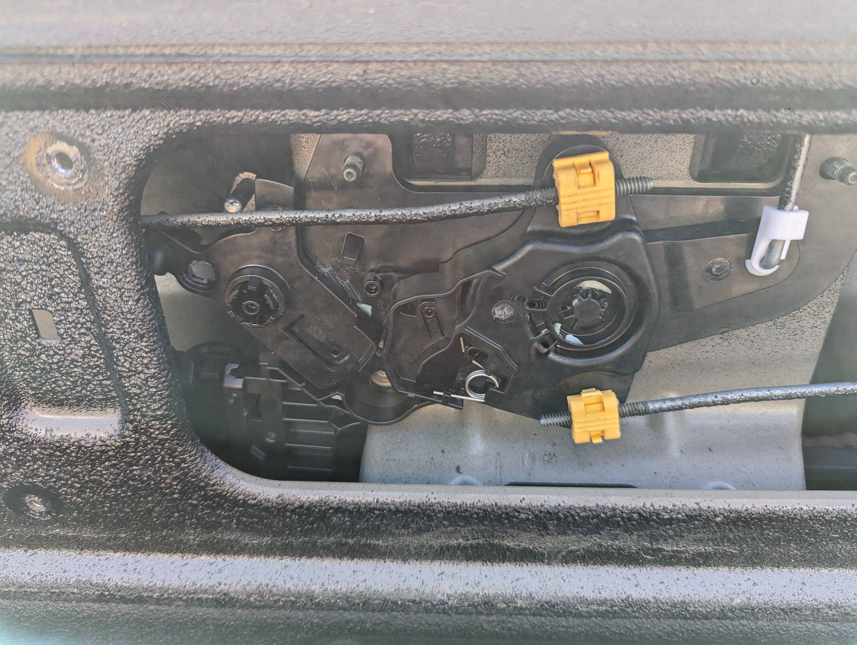 Jeep Gladiator Tailgate latch broken PXL_20230111_181825289.MP