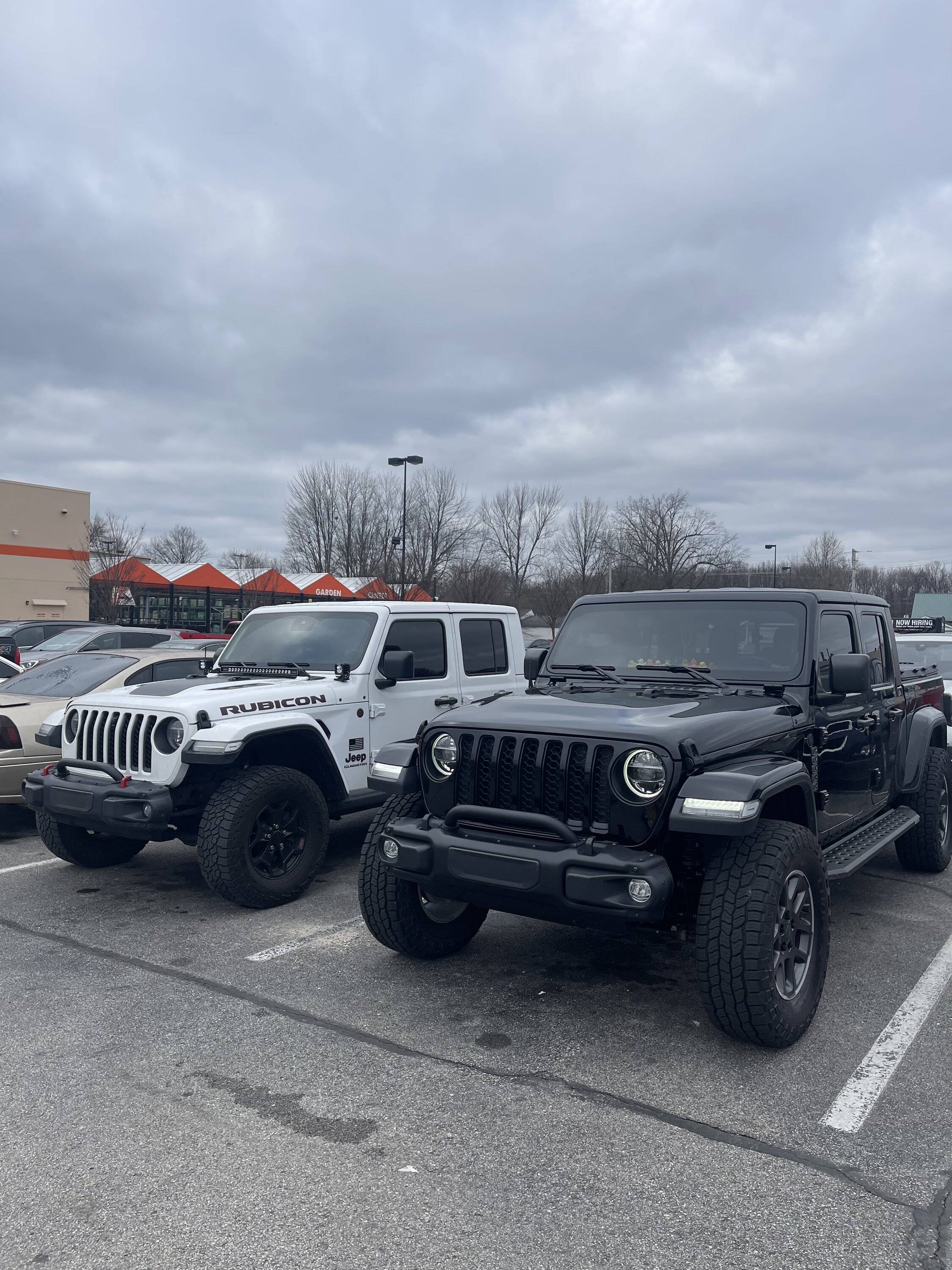 Jeep Gladiator Jeeps Parking Next To Jeeps 85C48F8E-4CDF-4720-B622-9294BDCCCAAB