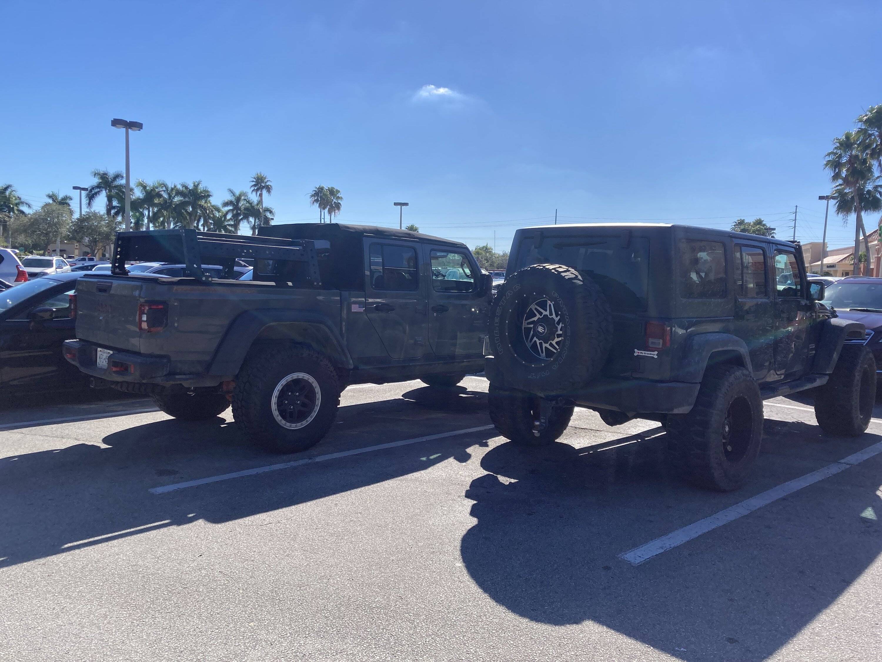 Jeep Gladiator Jeeps Parking Next To Jeeps AF1916DA-7D45-46E7-AEAB-3668E7B443EA
