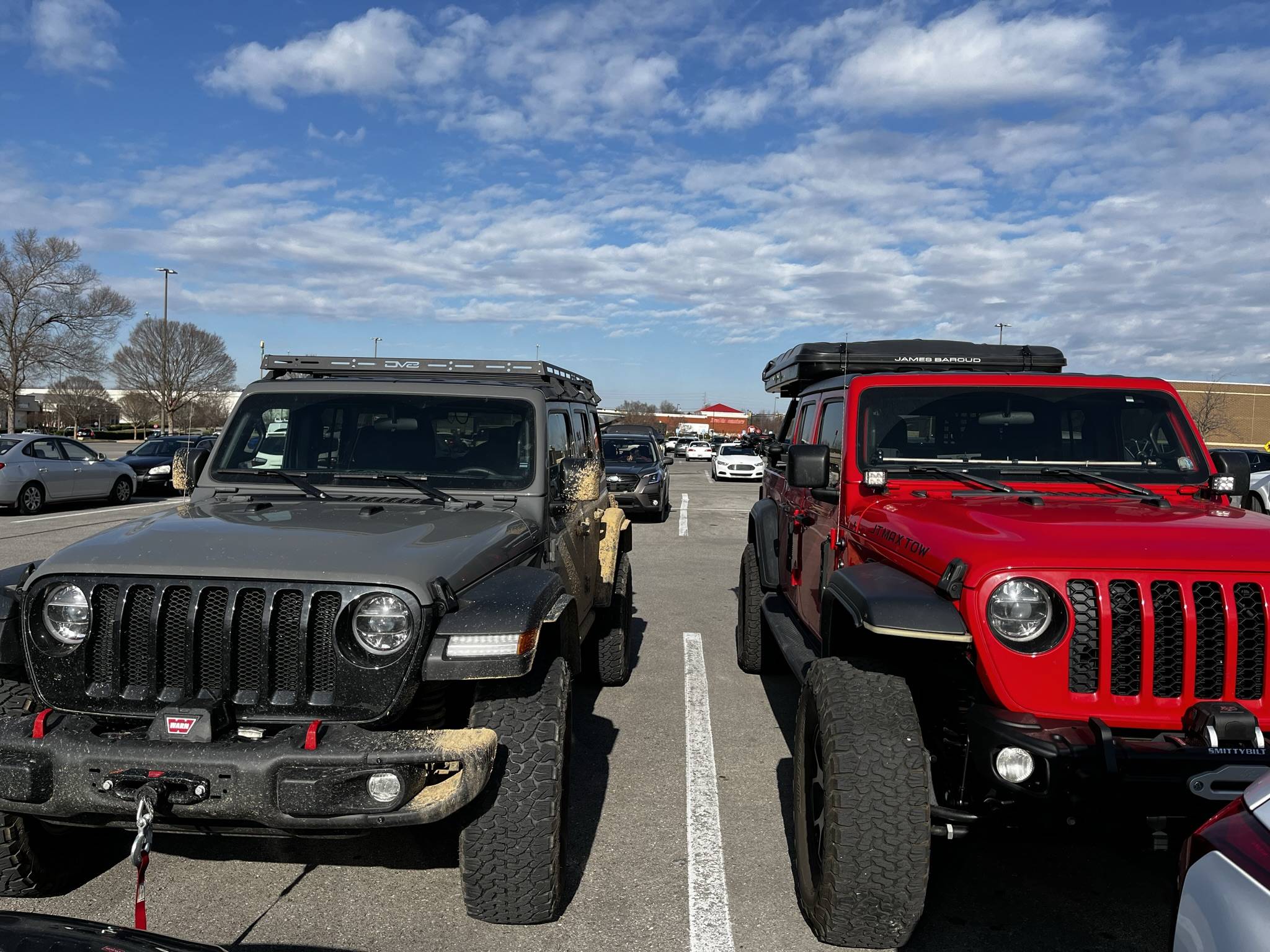 Jeep Gladiator Jeeps Parking Next To Jeeps A72CD87B-0E78-4AC9-BC10-274F18D04A46