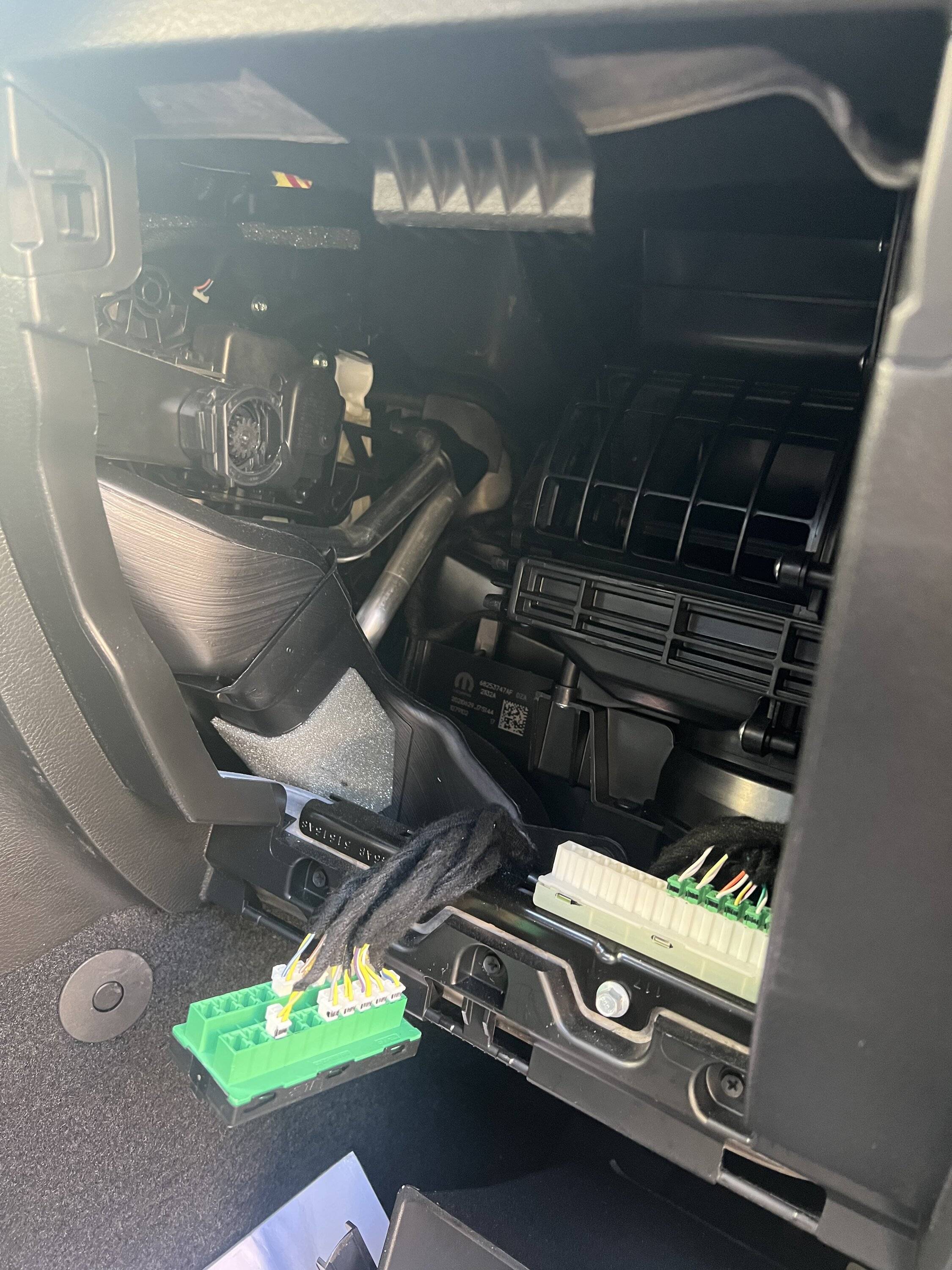 Jeep Gladiator What’s behind the glove box? Stolen Jeep BA94BF55-1506-45CB-A8F4-6768754DF17C