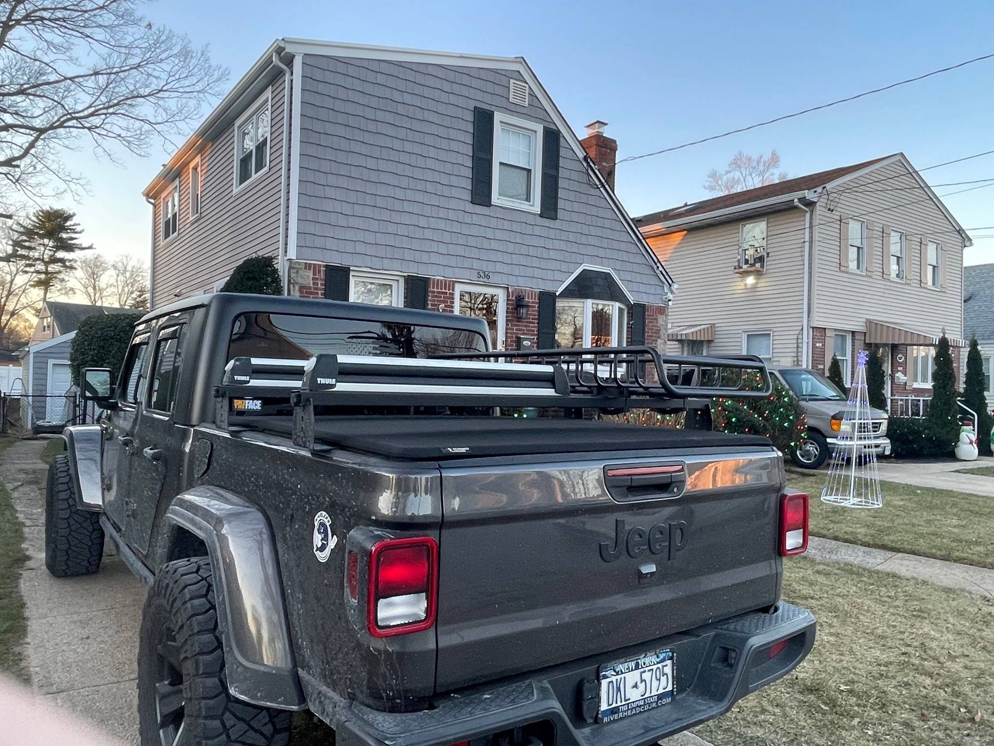 Jeep Gladiator KB Voodoo and Yakima Skinny Warrior rack 02