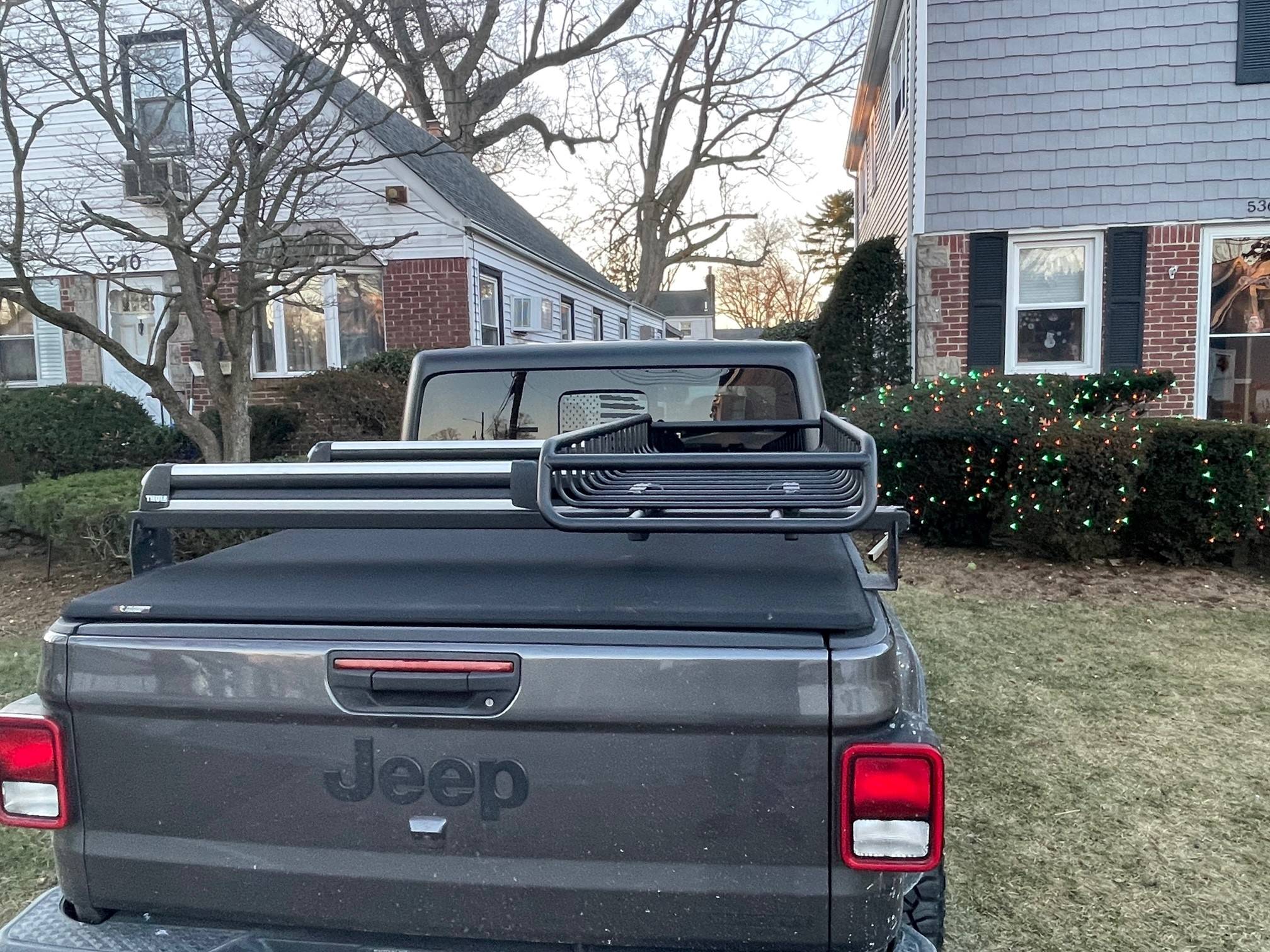 Jeep Gladiator KB Voodoo and Yakima Skinny Warrior rack 01